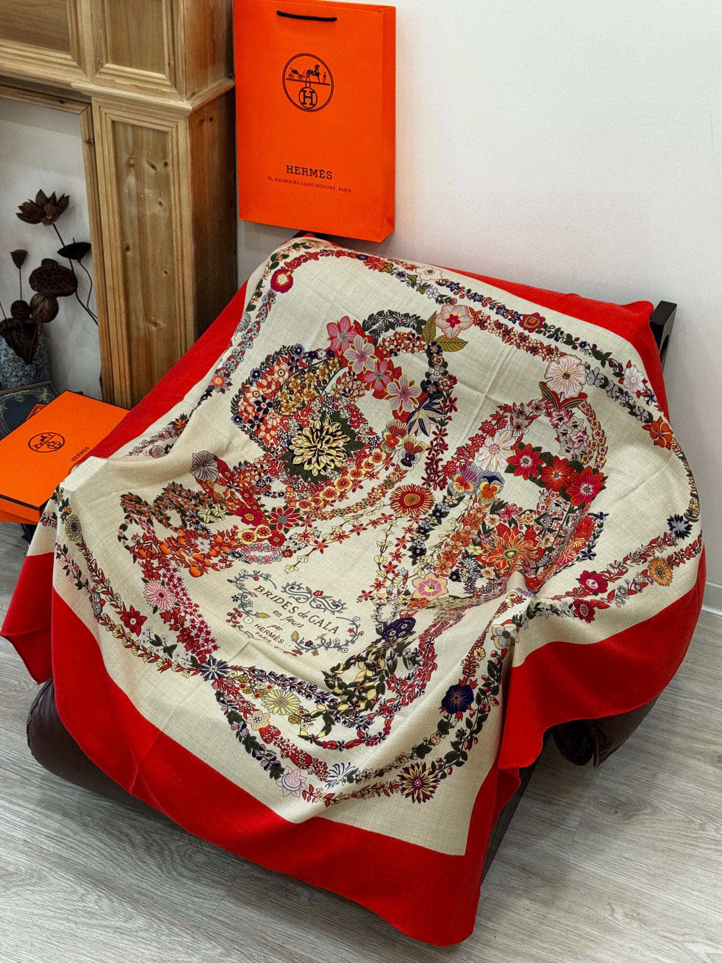 “华丽的缰辔花卉版”140丝毛方巾【140顶级丝毛双面同色披肩】手工卷边丝毛方巾（30%真丝70%羊毛）