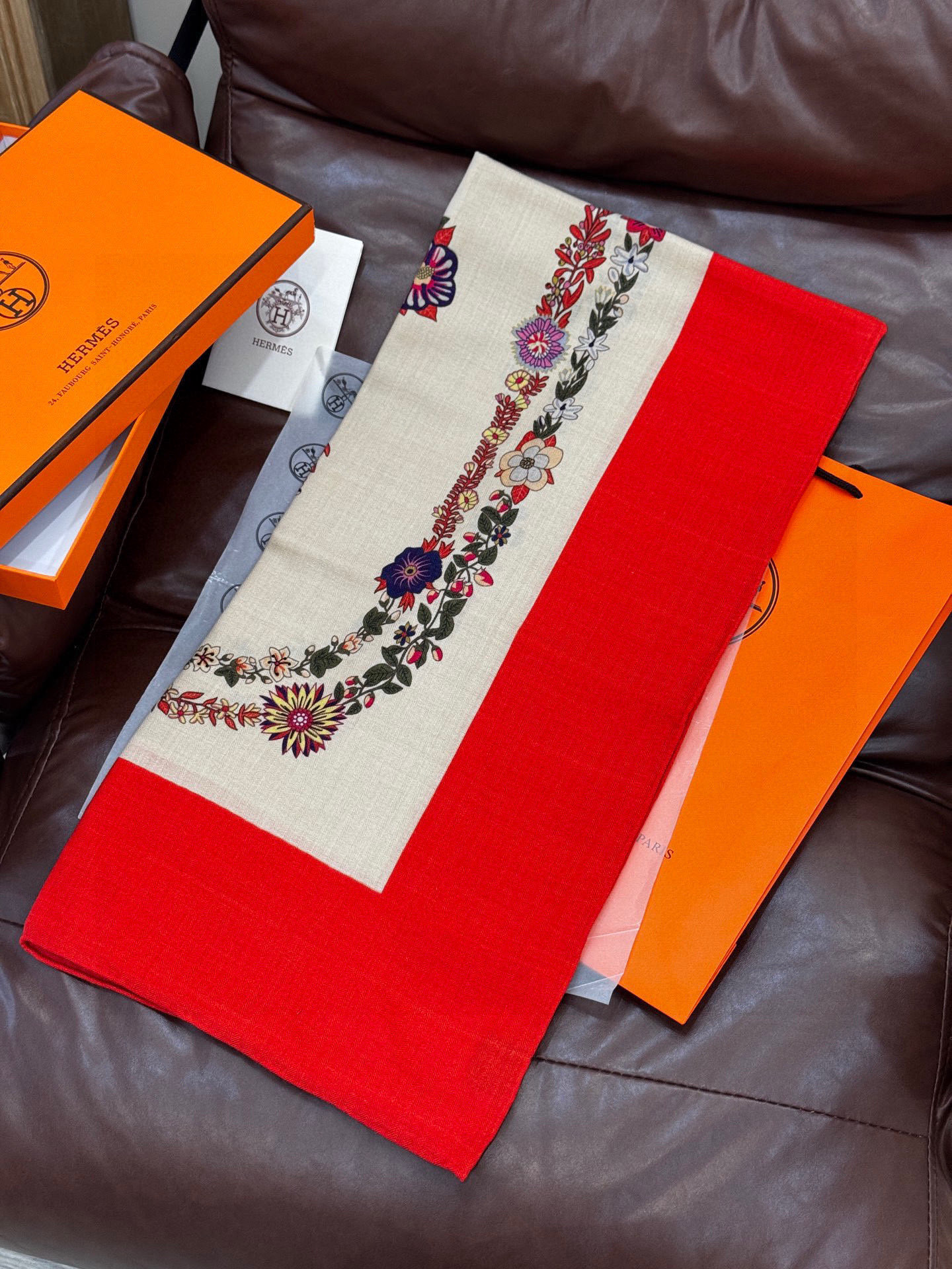 “华丽的缰辔花卉版”140丝毛方巾【140顶级丝毛双面同色披肩】手工卷边丝毛方巾（30%真丝70%羊毛）