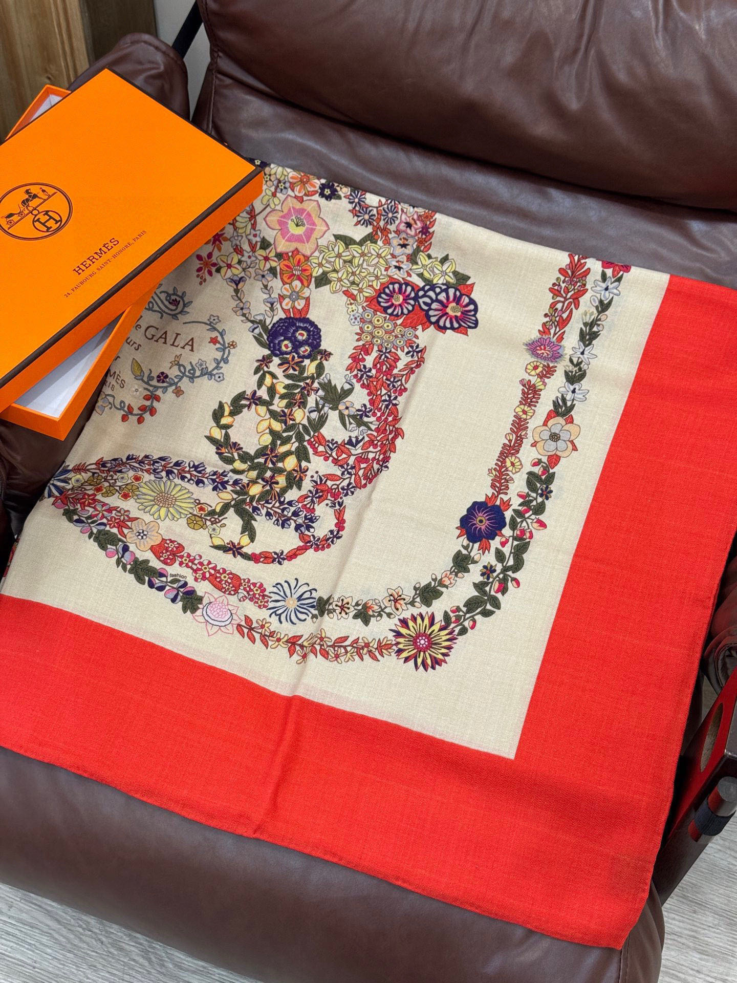 “华丽的缰辔花卉版”140丝毛方巾【140顶级丝毛双面同色披肩】手工卷边丝毛方巾（30%真丝70%羊毛）