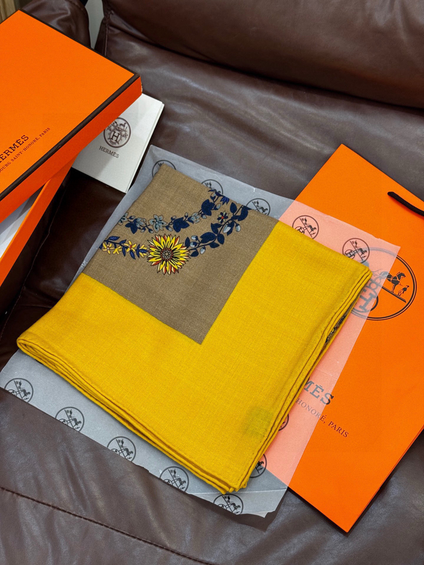 “华丽的缰辔花卉版”140丝毛方巾【140顶级丝毛双面同色披肩】手工卷边丝毛方巾（30%真丝70%羊毛）