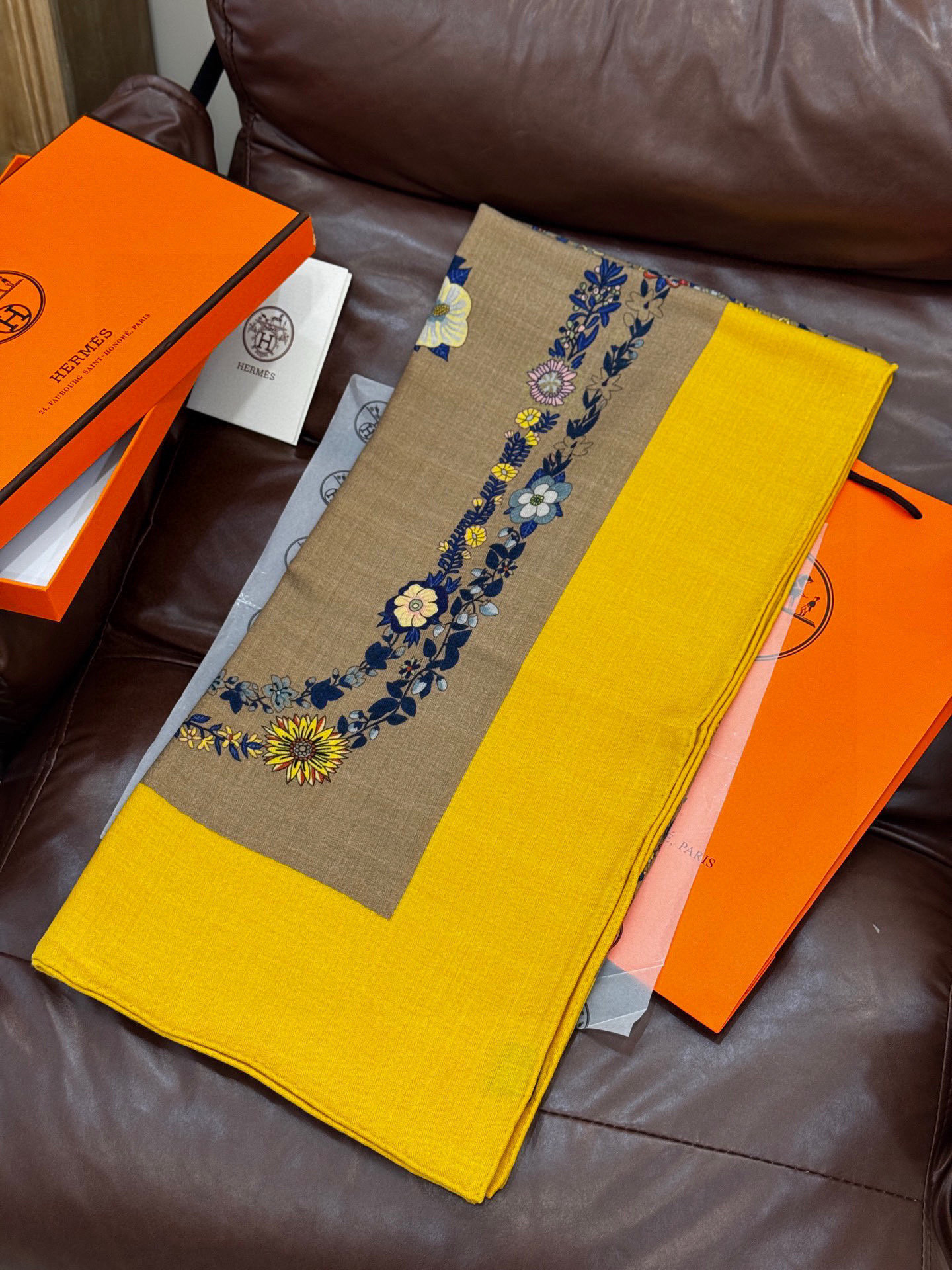 “华丽的缰辔花卉版”140丝毛方巾【140顶级丝毛双面同色披肩】手工卷边丝毛方巾（30%真丝70%羊毛）