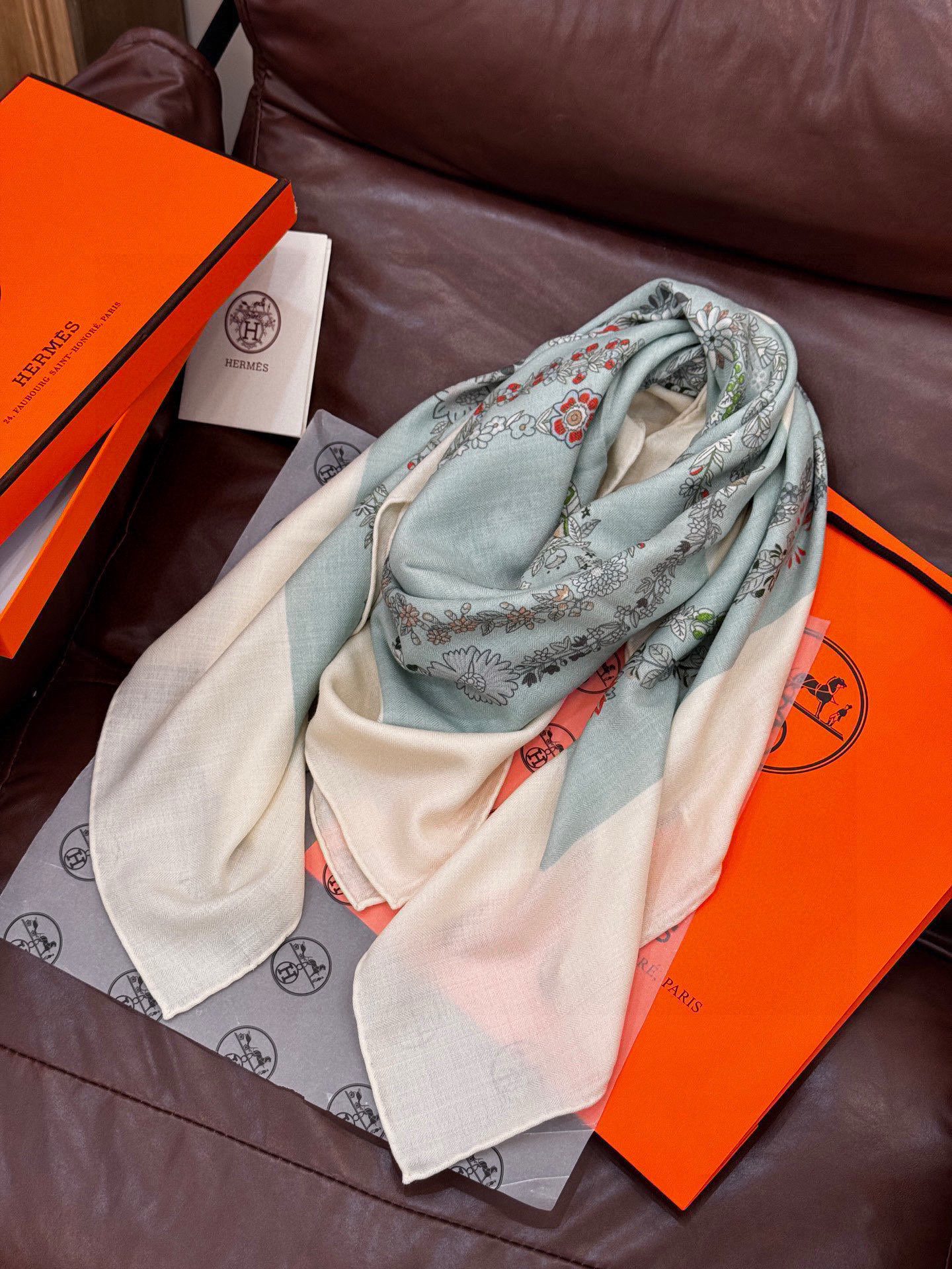 “华丽的缰辔花卉版”140丝毛方巾【140顶级丝毛双面同色披肩】手工卷边丝毛方巾（30%真丝70%羊毛）