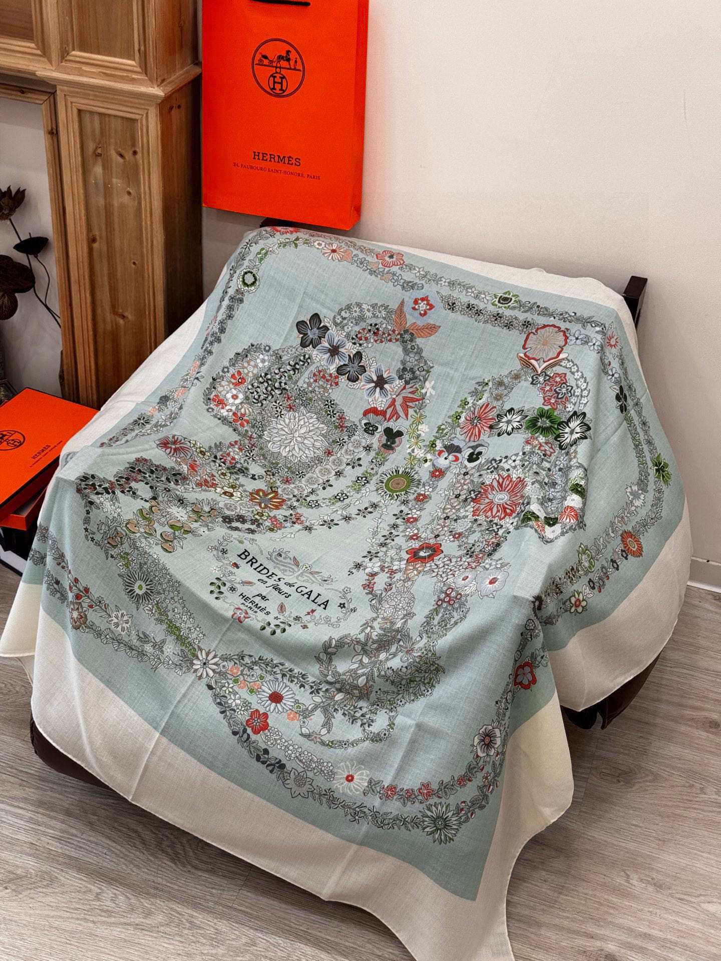 “华丽的缰辔花卉版”140丝毛方巾【140顶级丝毛双面同色披肩】手工卷边丝毛方巾（30%真丝70%羊毛）