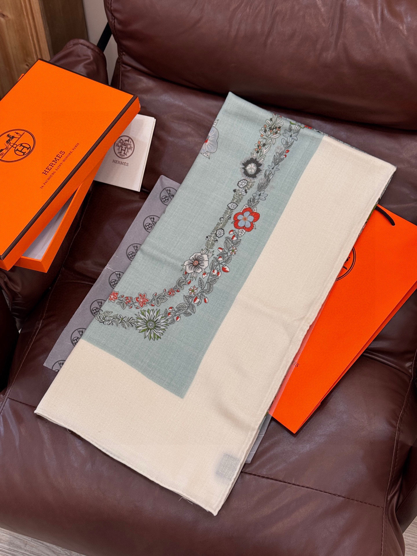 “华丽的缰辔花卉版”140丝毛方巾【140顶级丝毛双面同色披肩】手工卷边丝毛方巾（30%真丝70%羊毛）