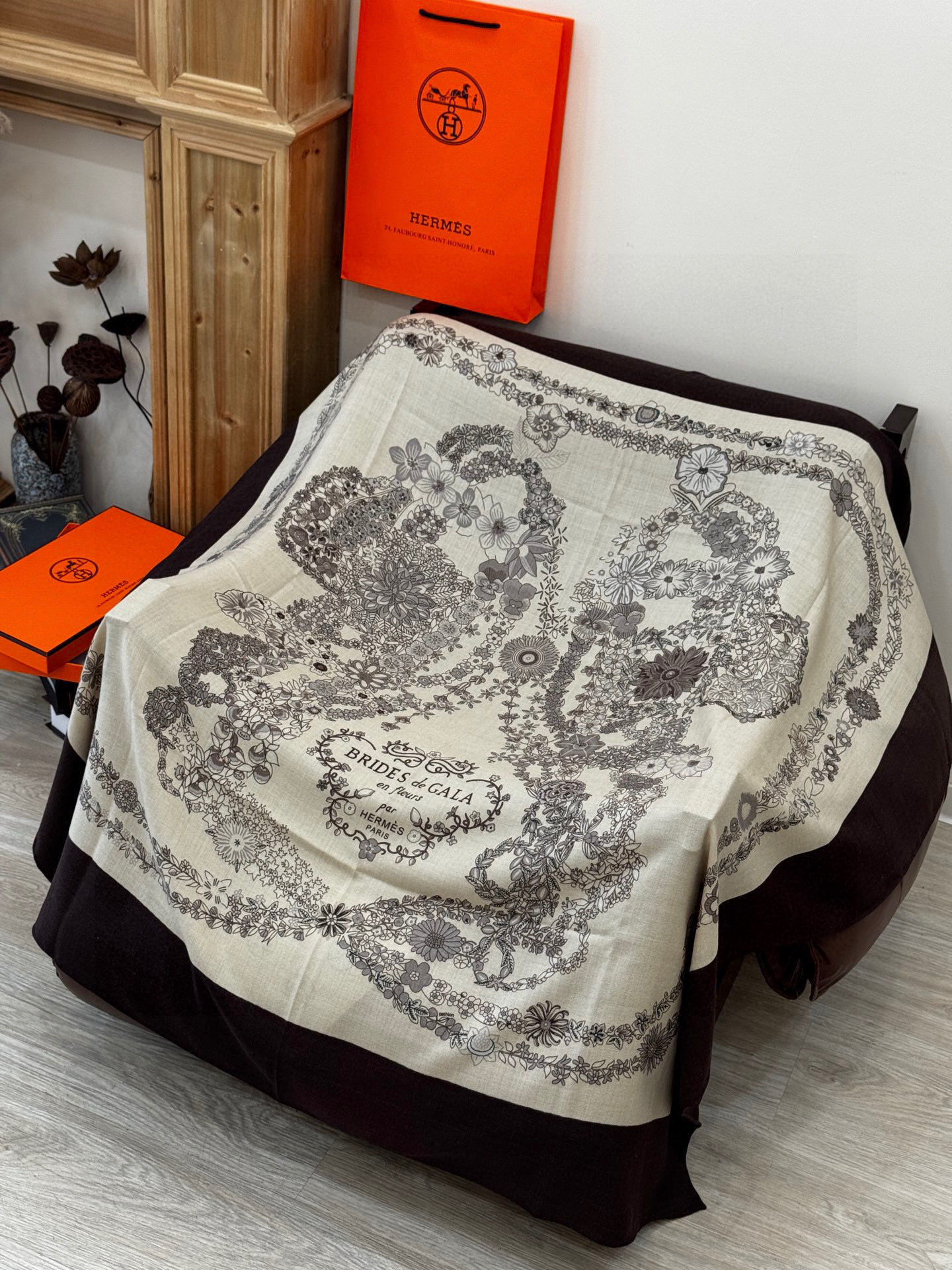 “华丽的缰辔花卉版”140丝毛方巾【140顶级丝毛双面同色披肩】手工卷边丝毛方巾（30%真丝70%羊毛）