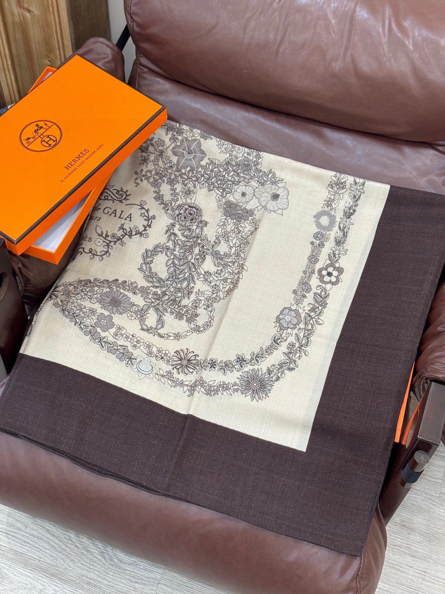 “华丽的缰辔花卉版”140丝毛方巾【140顶级丝毛双面同色披肩】手工卷边丝毛方巾（30%真丝70%羊毛）