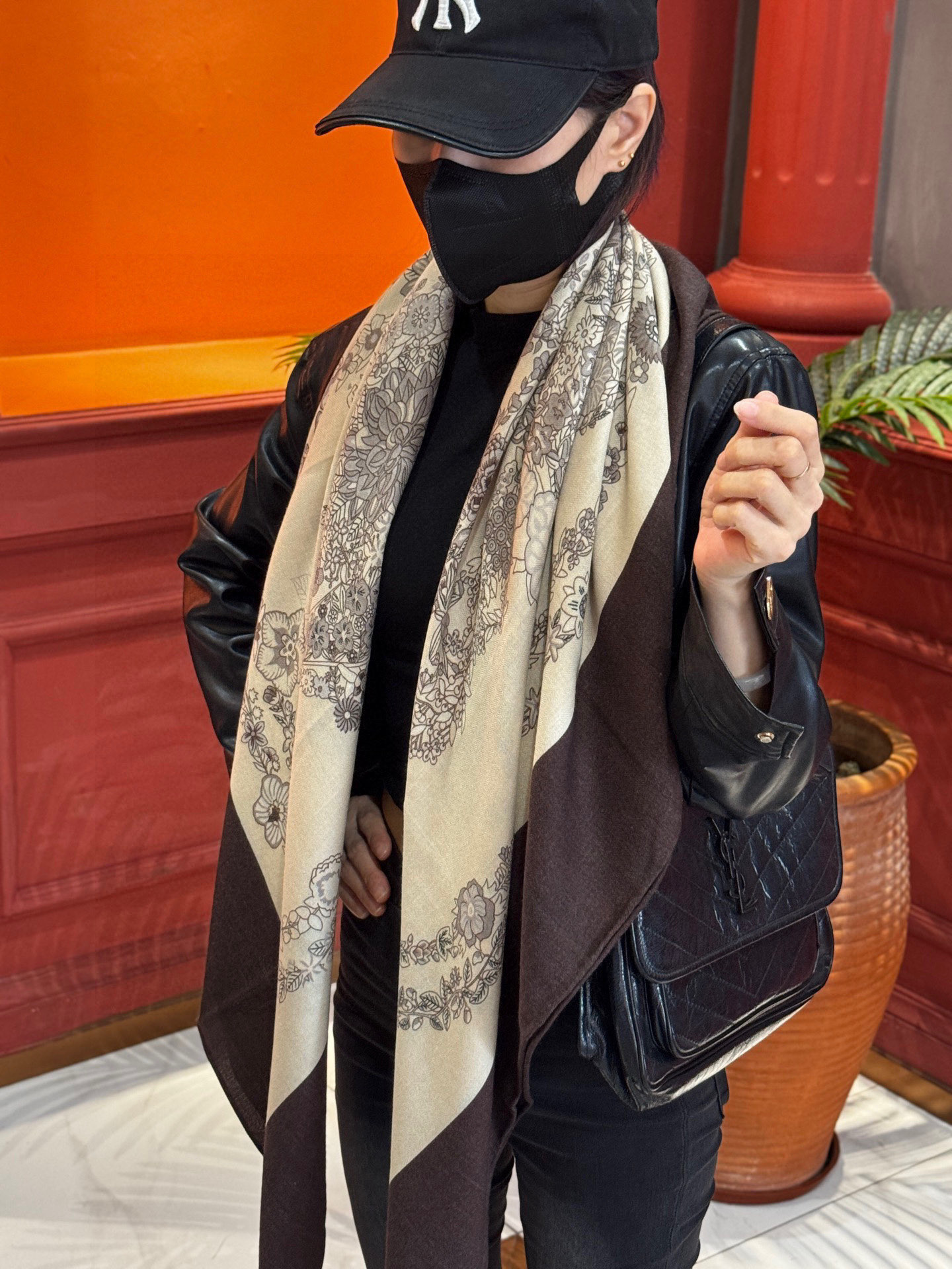 NO:533056,'Gorgeous Reincarnation and Floral Version' 140 Silk Scarf [140 Top Silk Scarf Double-Side Shawl] Handmade Rolled Wire Scarf (30 Silk 70 Wool) This classic piece of silk wool shows the powerful and charming essence of feminine charm. This 140 Silk Scarf brings new ideas, interprets infinite emotions and freedom, and writes a unique narrative in a different way. Size 140 * 140 cm | Since this scarf uses hand-curled edges, the marked size may be slightly different. High-version scarf, high-version scarf, real silk, shawls19860909“华丽的缰辔花卉版”140丝毛方巾【140顶级丝毛双面同色披肩】 手工卷边丝毛方巾（30真丝70羊毛） 这款丝毛的经典单品展现强大而迷人的女性魅力精髓.此140丝毛方巾推陈出新,诠释无限的情感和自由,以别样方式书写个性叙事. 尺寸140 *140 厘米 | 由于这款方巾采用手工卷边,标示的尺寸或会略有不同.高版本围巾,高版本围巾,real silk,shawls,scarf