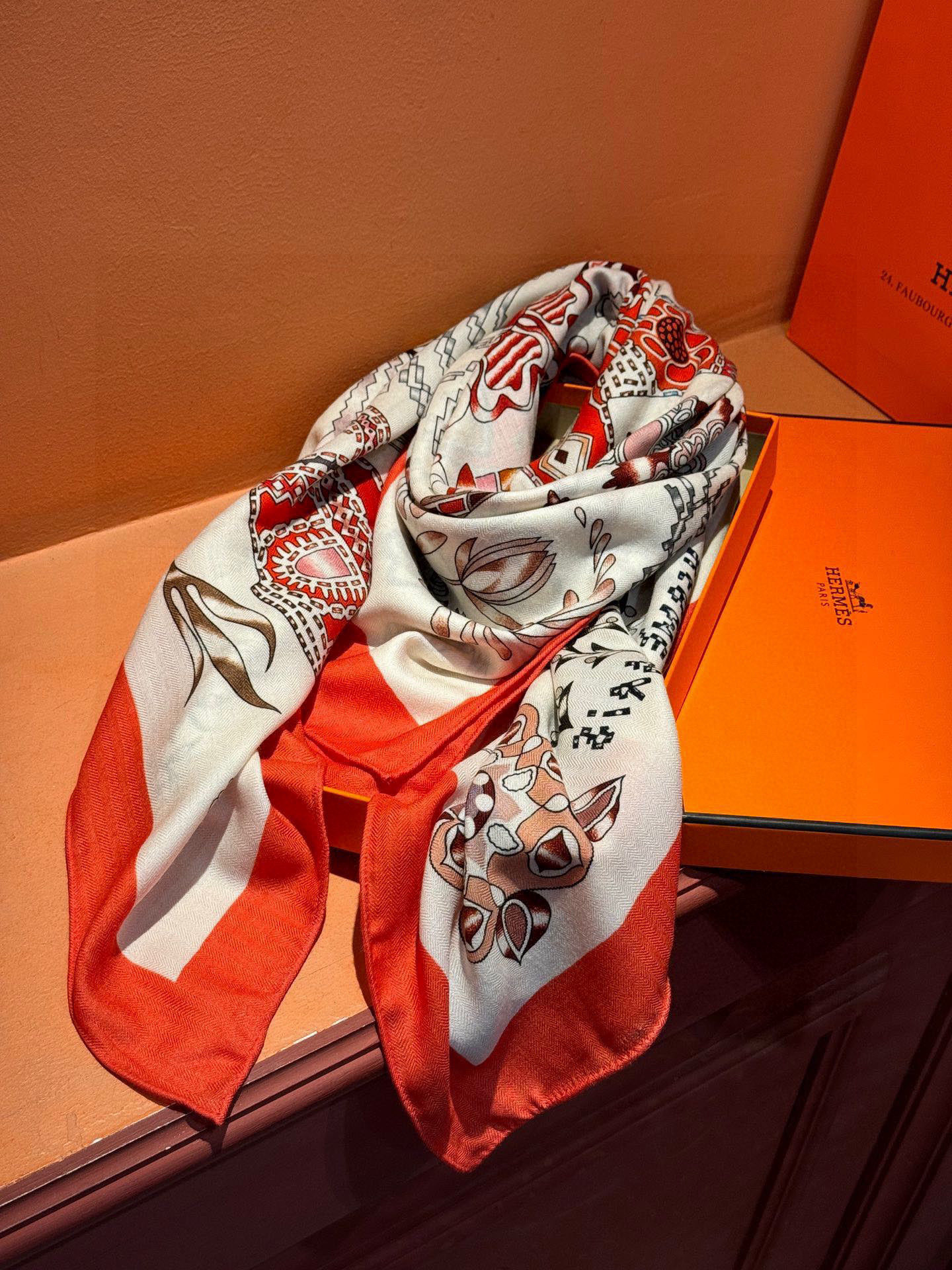 爱马仕～秋冬搭配利器❗️顶级双面同色 版真丝羊绒披肩！！1条等于2条】点睛精彩，图案和配色都超级喜欢，又