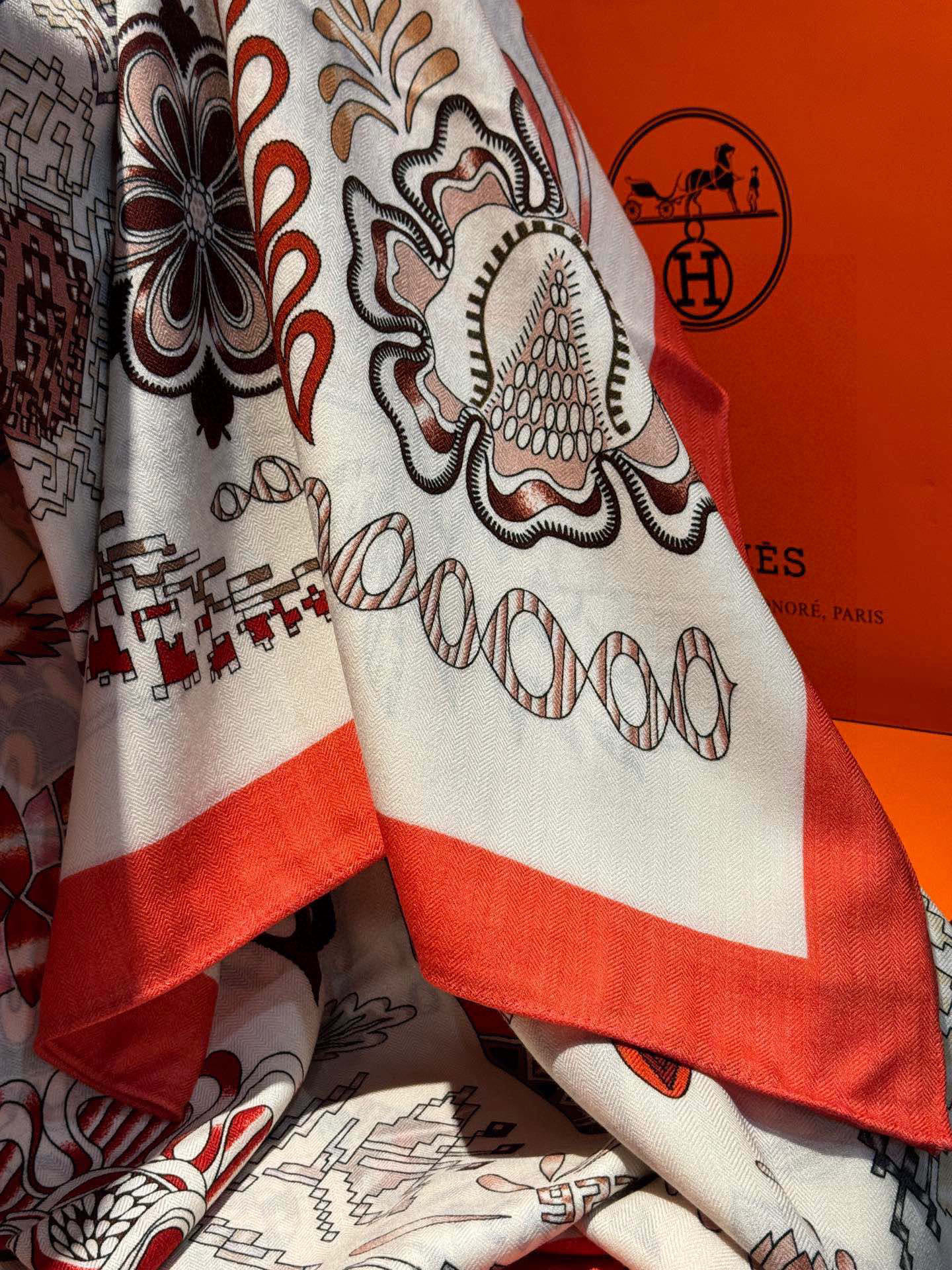 爱马仕～秋冬搭配利器❗️顶级双面同色 版真丝羊绒披肩！！1条等于2条】点睛精彩，图案和配色都超级喜欢，又