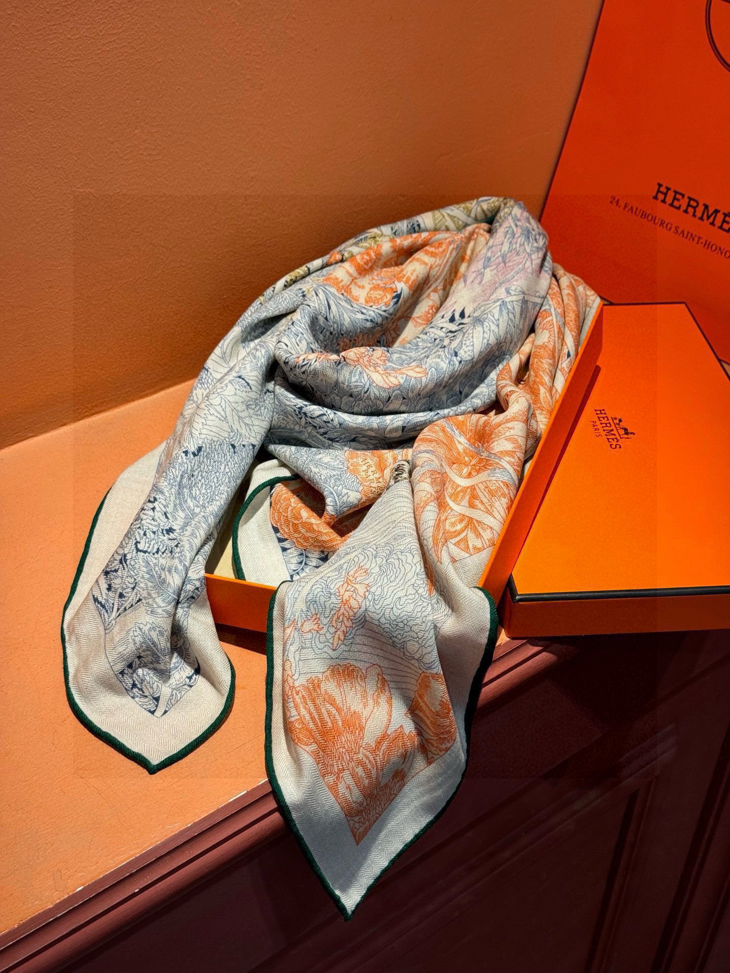 爱马仕～秋冬搭配利器❗️顶级双面同色 版真丝羊绒披肩！！1条等于2条】点睛精彩，图案和配色都超级喜欢，又