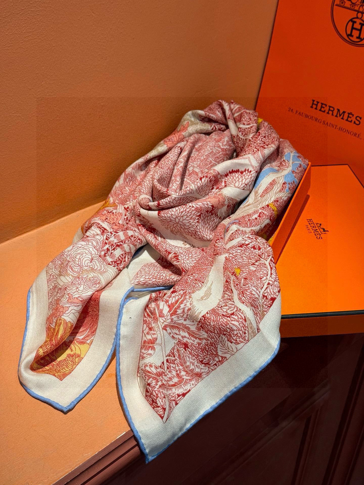 爱马仕～秋冬搭配利器❗️顶级双面同色 版真丝羊绒披肩！！1条等于2条】点睛精彩，图案和配色都超级喜欢，又