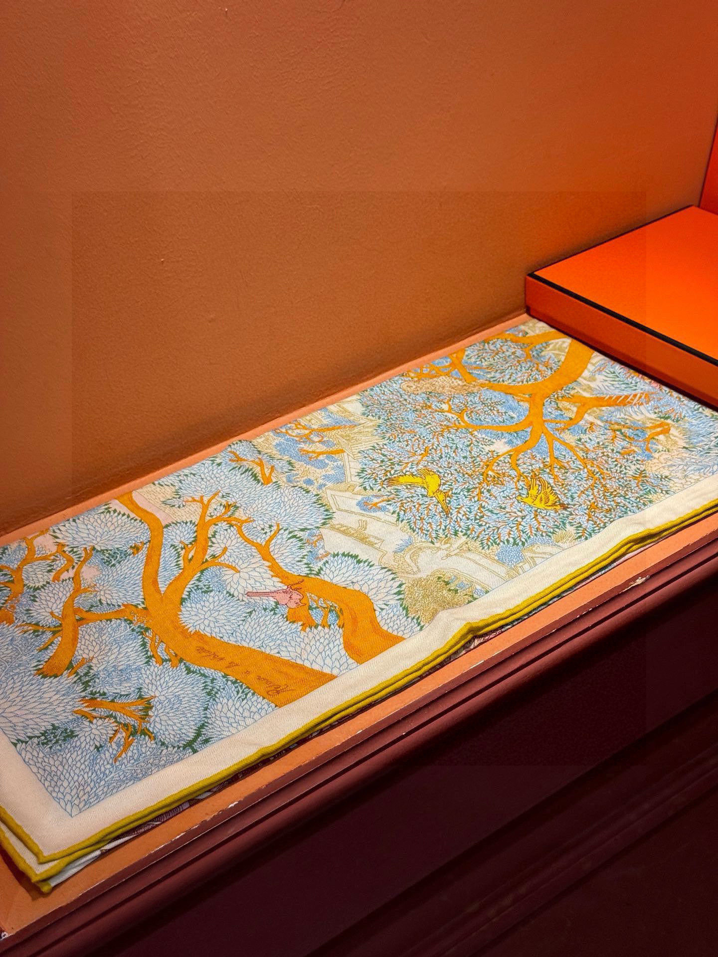 爱马仕～秋冬搭配利器❗️顶级双面同色 版真丝羊绒披肩！！1条等于2条】点睛精彩，图案和配色都超级喜欢，又