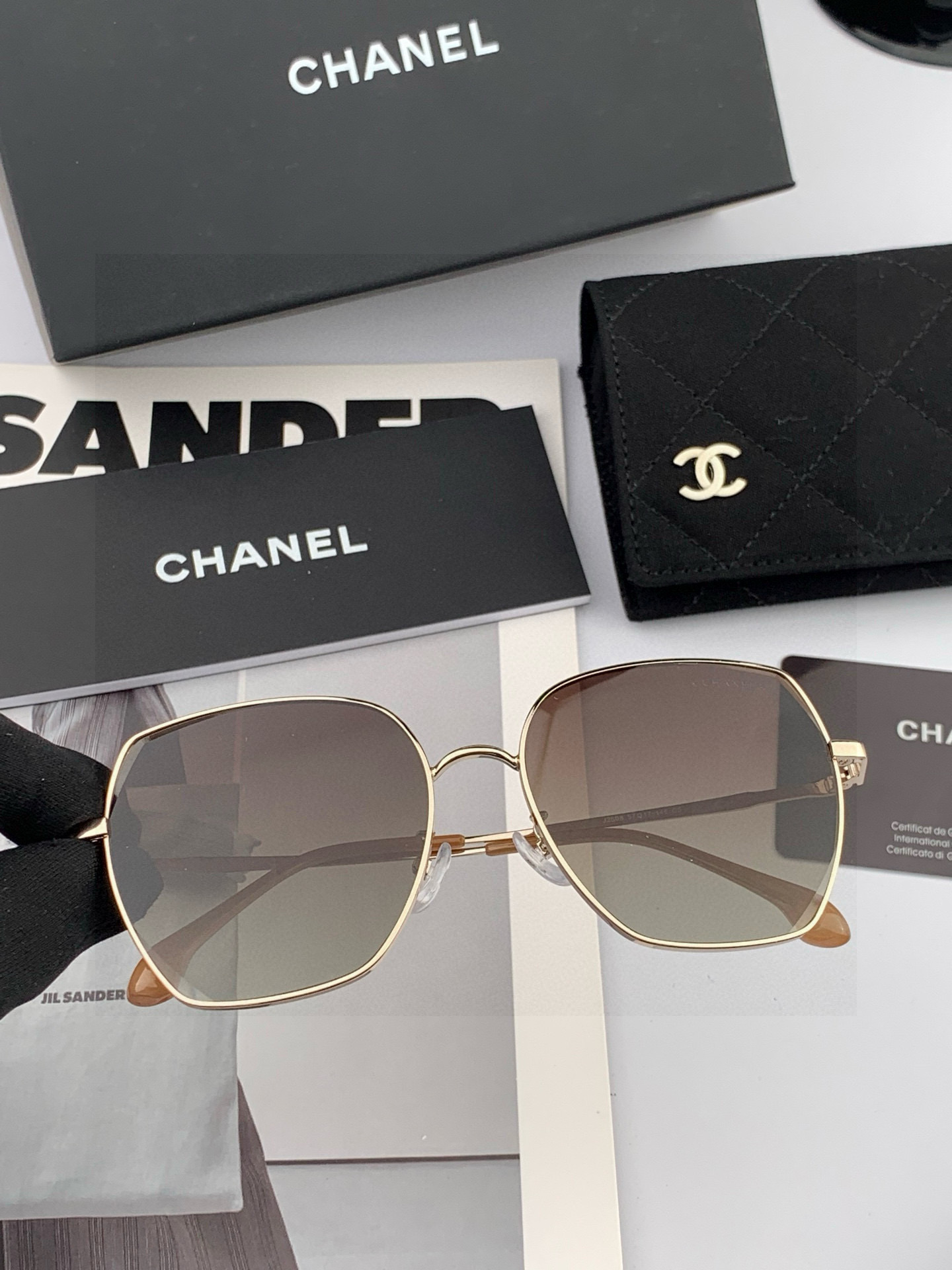 【CHANEL】香奈儿 新款尼龙偏光太眼镜，无框钻石 切边更有质感，大气女人范儿，大脸小脸都好看 ！型号
