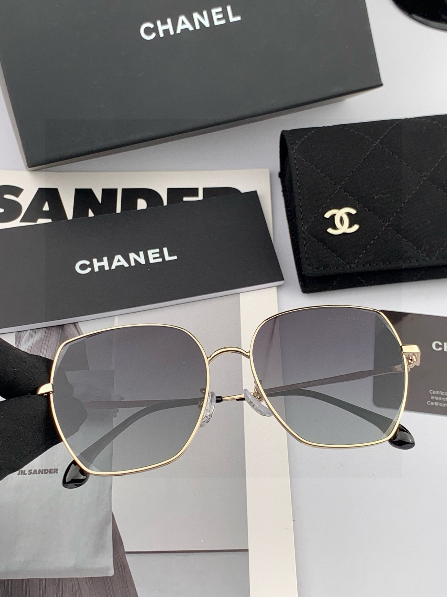 【CHANEL】香奈儿 新款尼龙偏光太眼镜，无框钻石 切边更有质感，大气女人范儿，大脸小脸都好看 ！型号