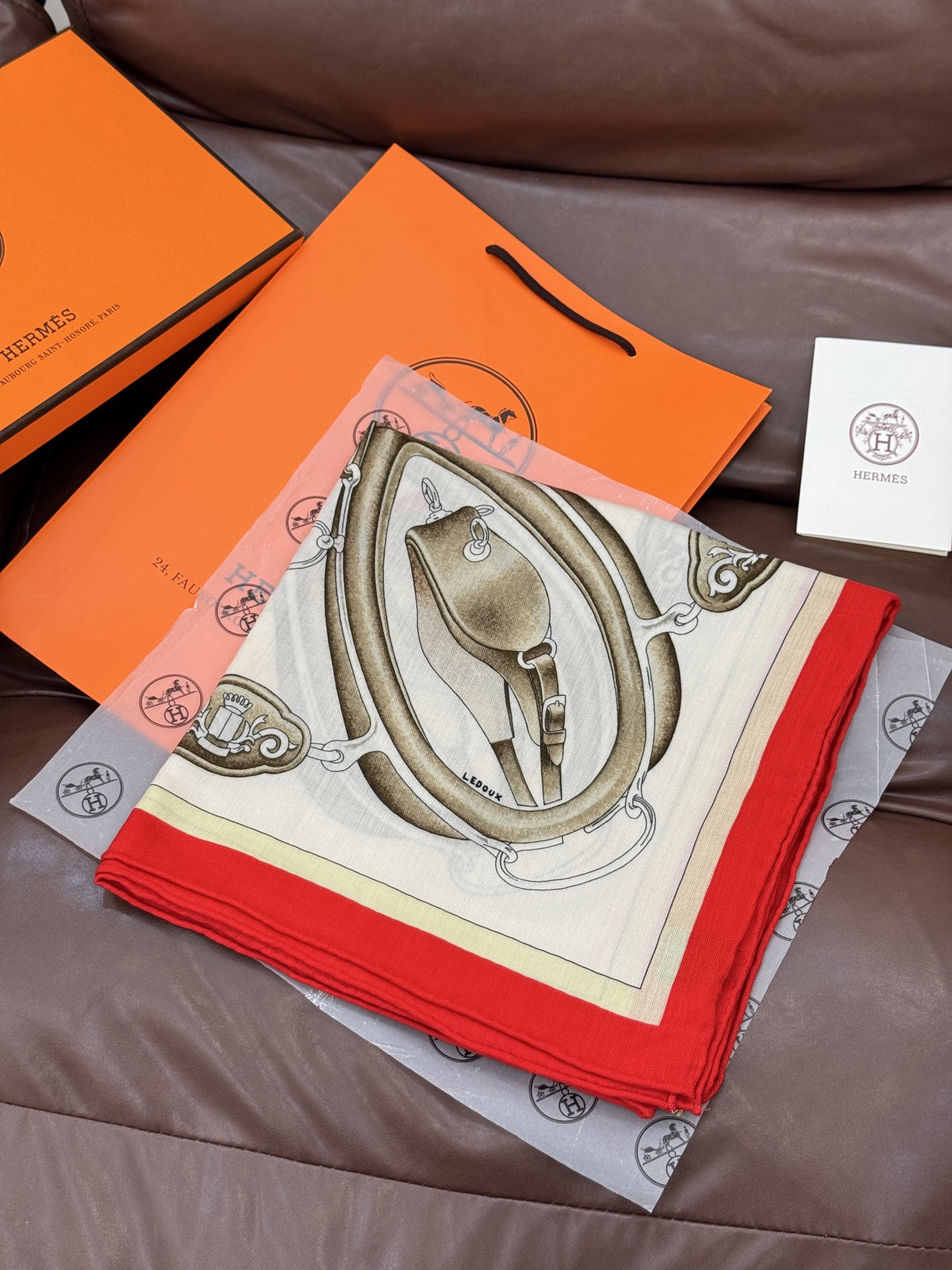 上新🆕【丝绒双面同色140披肩】“弩式牵引马具”手工卷边丝绒方巾披肩70%羊绒30%真丝这款典藏方巾展现