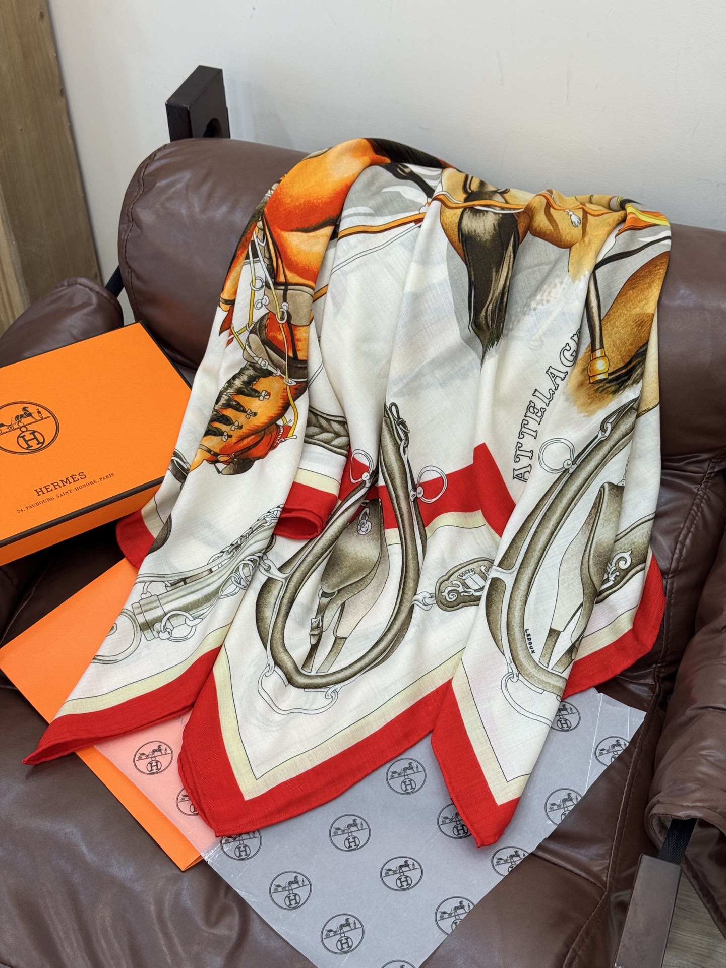 上新🆕【丝绒双面同色140披肩】“弩式牵引马具”手工卷边丝绒方巾披肩70%羊绒30%真丝这款典藏方巾展现