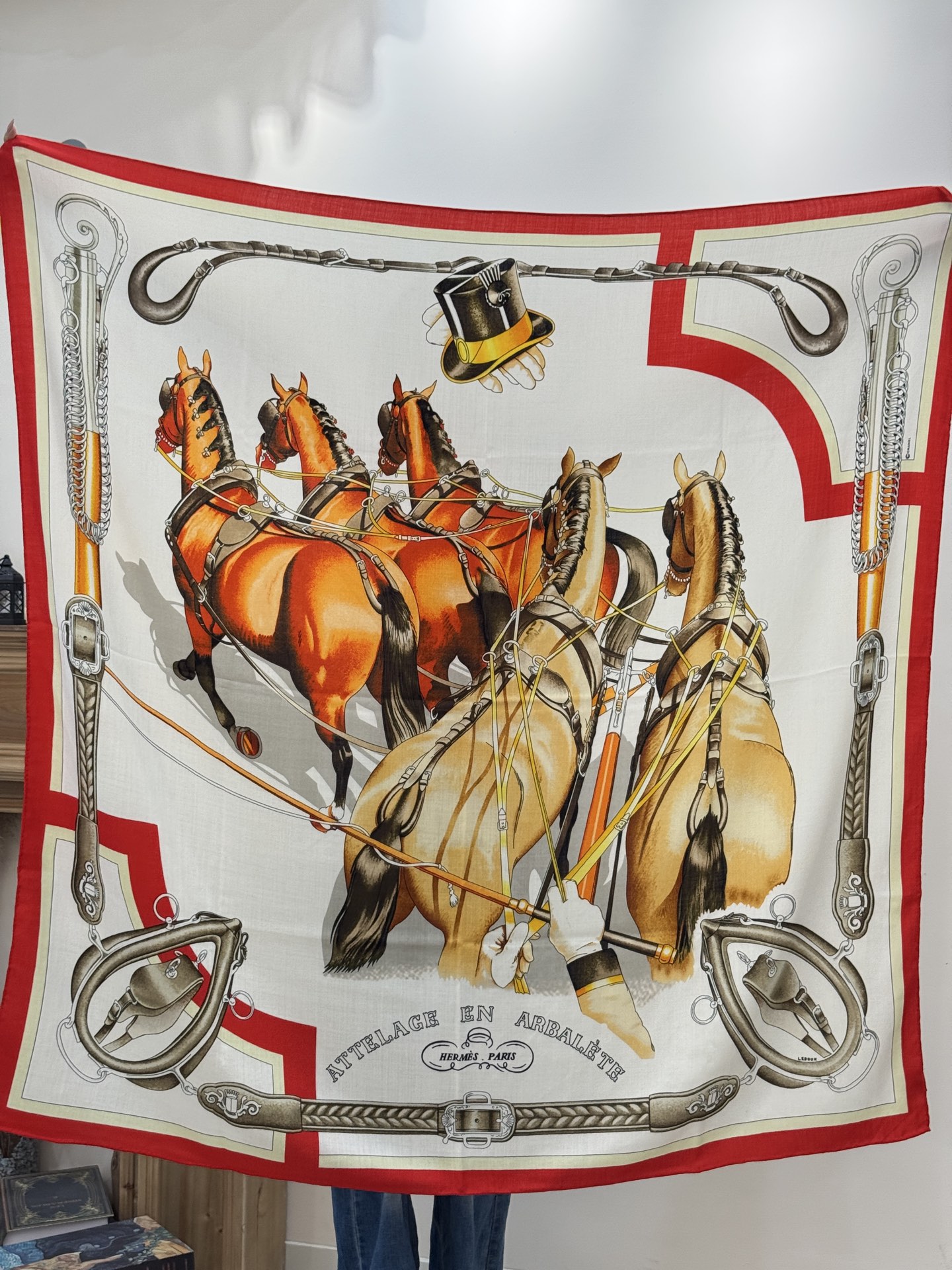 上新🆕【丝绒双面同色140披肩】“弩式牵引马具”手工卷边丝绒方巾披肩70%羊绒30%真丝这款典藏方巾展现