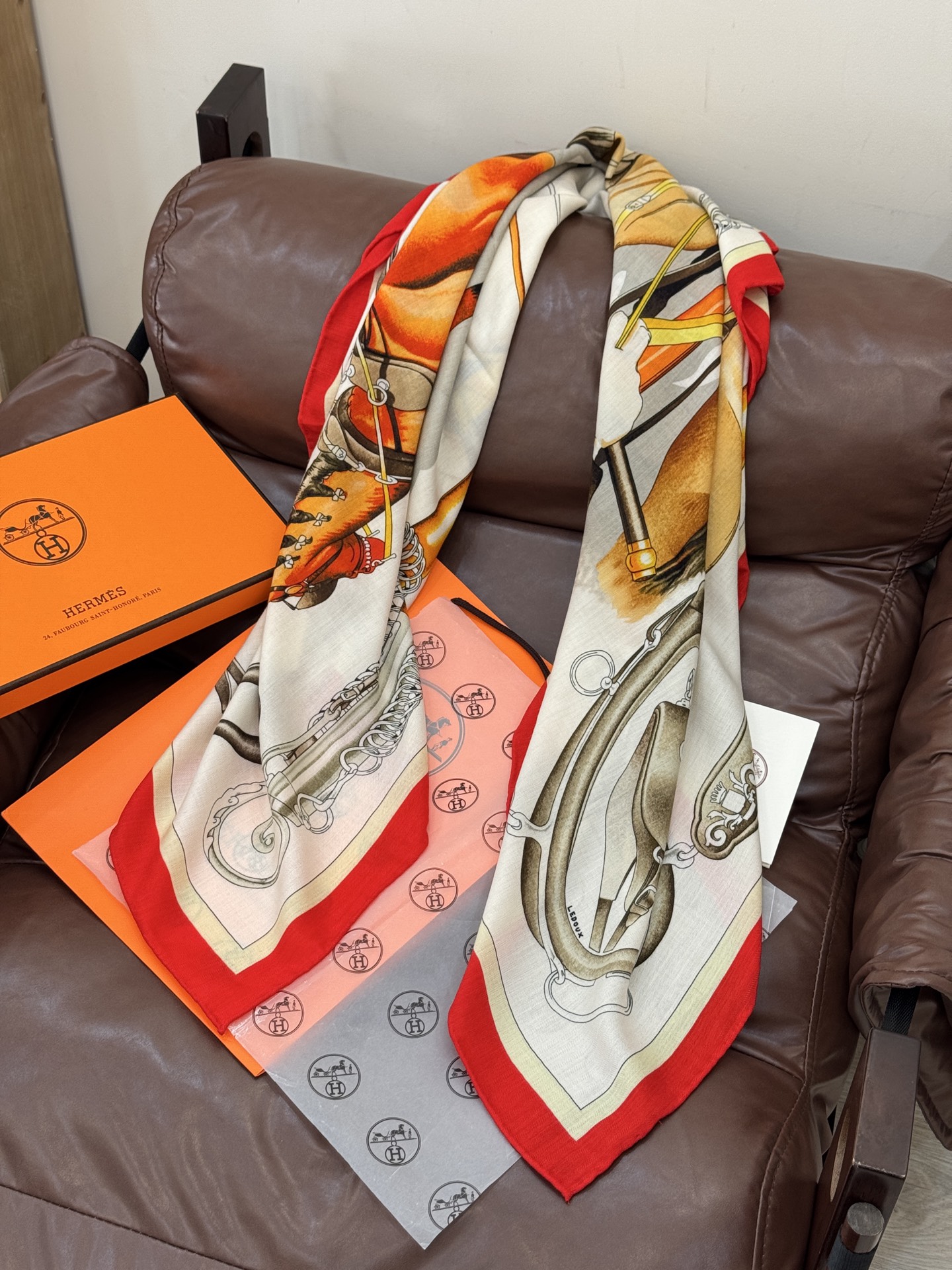 上新🆕【丝绒双面同色140披肩】“弩式牵引马具”手工卷边丝绒方巾披肩70%羊绒30%真丝这款典藏方巾展现