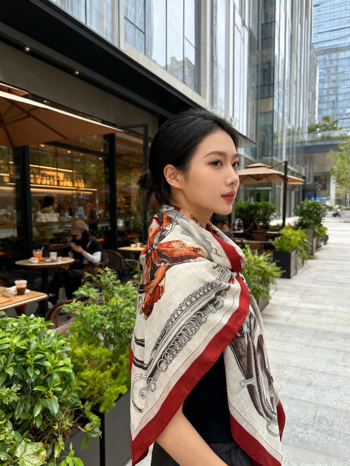 上新🆕【丝绒双面同色140披肩】“弩式牵引马具”手工卷边丝绒方巾披肩70%羊绒30%真丝这款典藏方巾展现