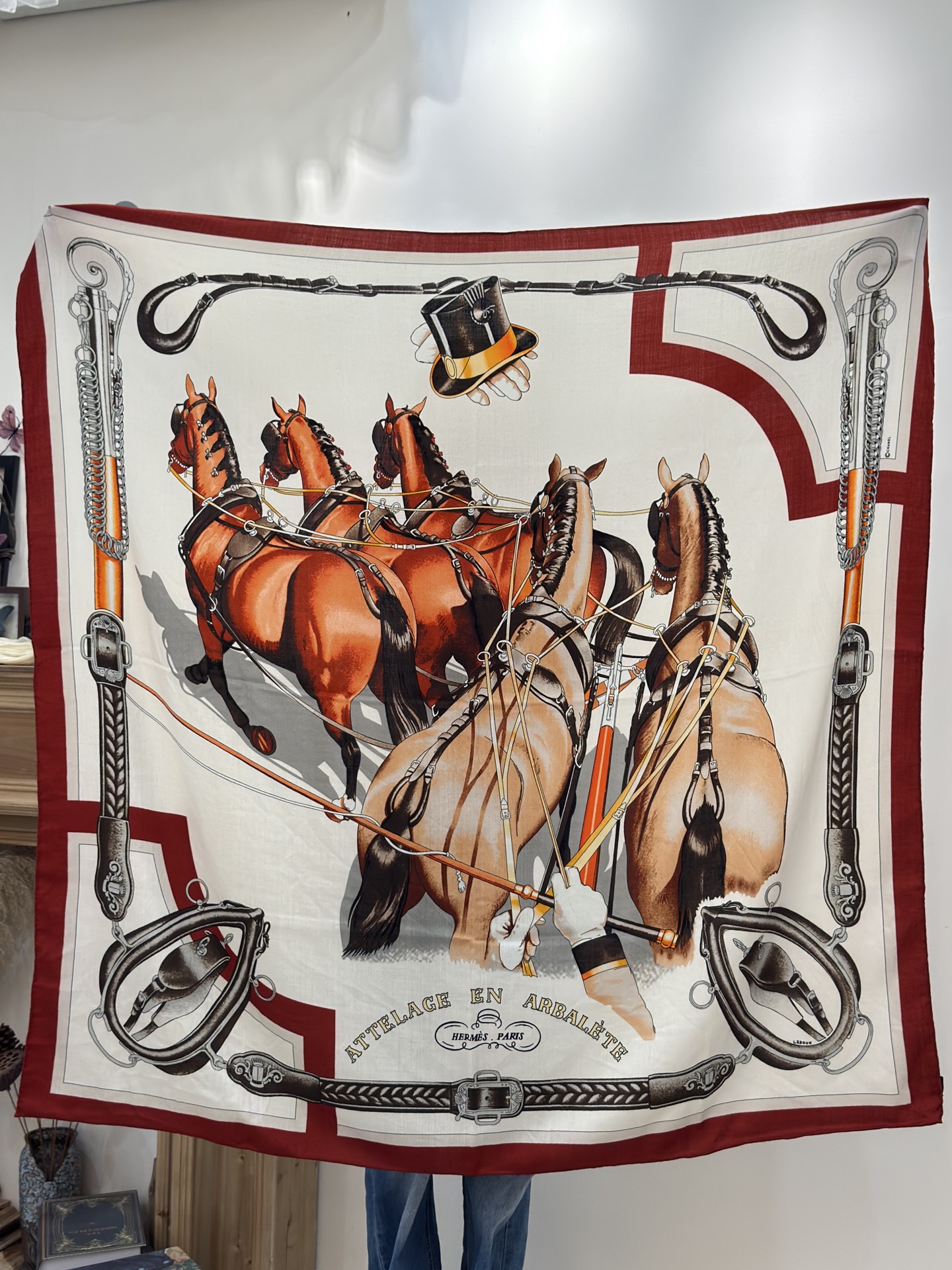 上新🆕【丝绒双面同色140披肩】“弩式牵引马具”手工卷边丝绒方巾披肩70%羊绒30%真丝这款典藏方巾展现