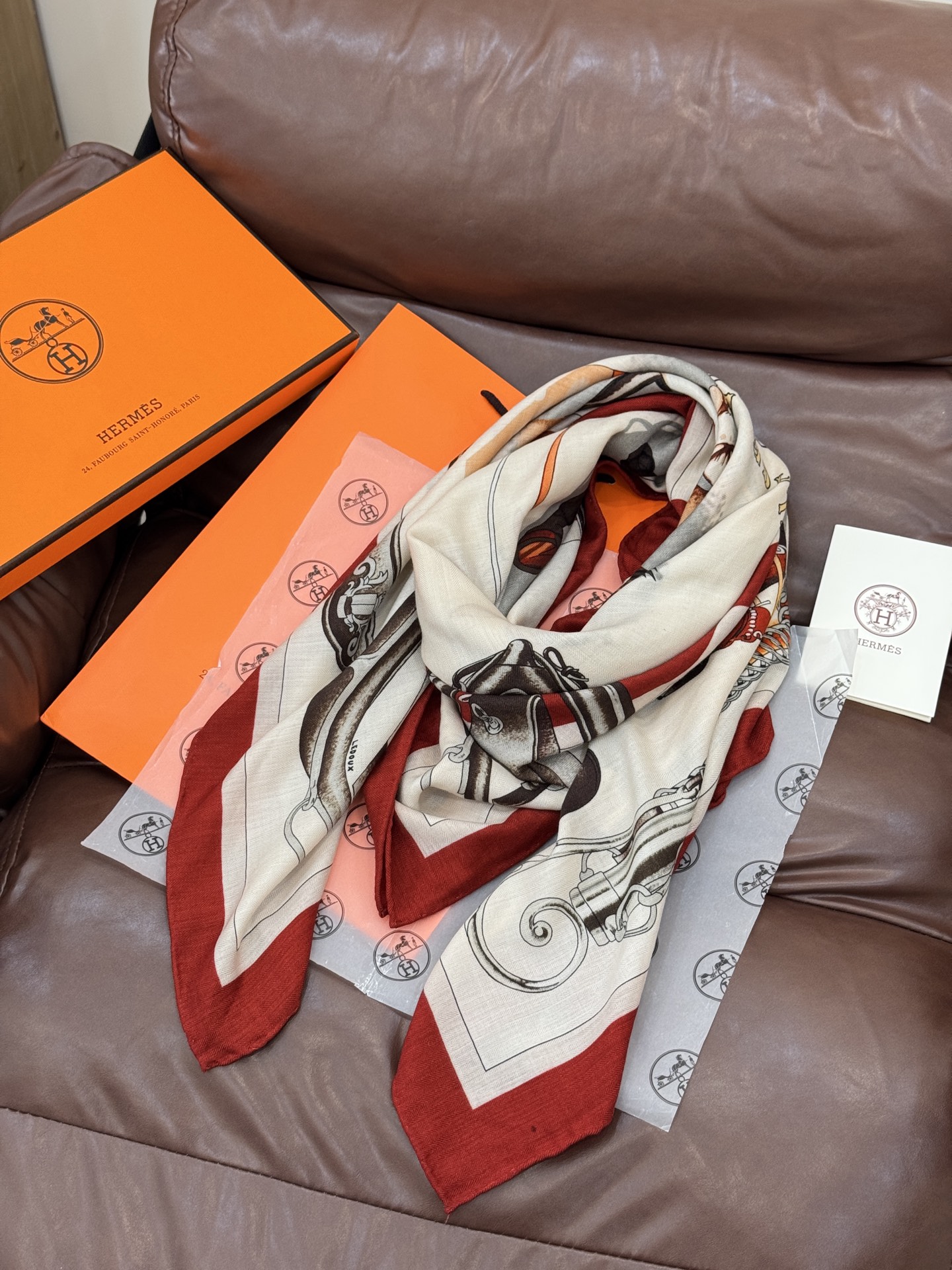 上新🆕【丝绒双面同色140披肩】“弩式牵引马具”手工卷边丝绒方巾披肩70%羊绒30%真丝这款典藏方巾展现