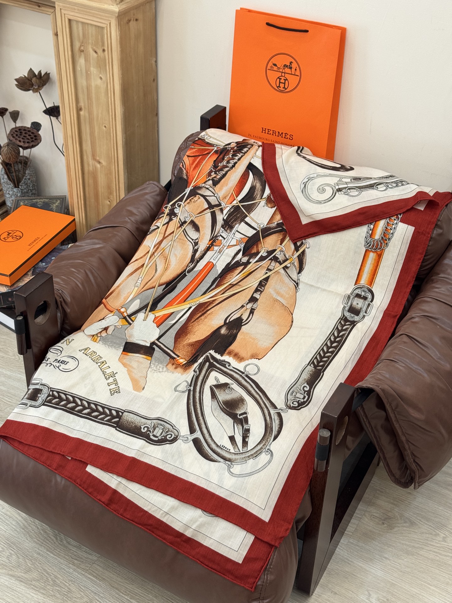 上新🆕【丝绒双面同色140披肩】“弩式牵引马具”手工卷边丝绒方巾披肩70%羊绒30%真丝这款典藏方巾展现