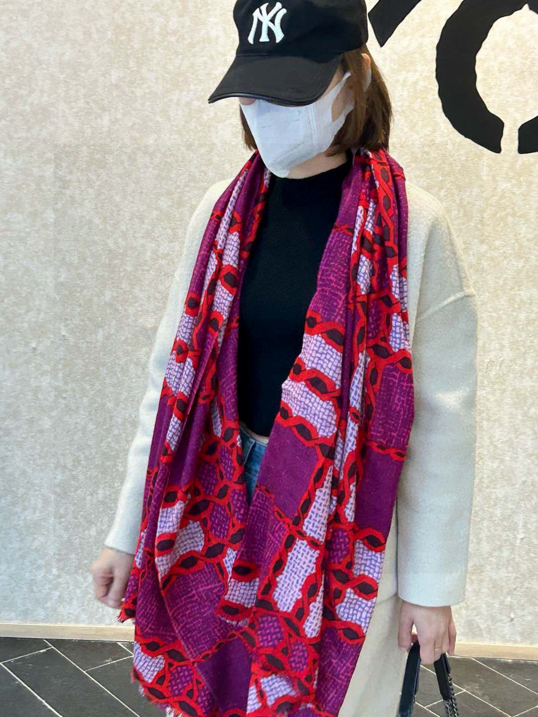 NO:532938,Key recommendations: Burberry's new French counter, exquisite embroidery, elegant and quiet small grid, gives people a more delicate, delicate feeling, softer texture, smoother because of cashmere, although it is 70 width, it is very thin, put aside the heavy, more suitable for most seasons... fold it and put it in a bag at any time [Smile] [Smile] I sincerely recommend everyone to get one. There is always a color suitable for you. My family still continues to use the classic counter manufacturing method [Smile] High-version scarf, High-version scarf, Burberry19860909重点推荐 巴宝莉法国专柜新货 精美绣标 优雅文静的小格 给人更秀气,精致的感觉 质感更柔 更顺滑 因为采用羊绒的缘故,虽然是70宽度 但非常轻薄 抛开厚重 更适合大部分季节使用…折起来放进包包随时用[偷笑][偷笑]真心推荐人手入一条 总有一色适合你 我家依旧延用专柜经典制造法[得意]高版本围巾,高版本围巾,burberry,scarf