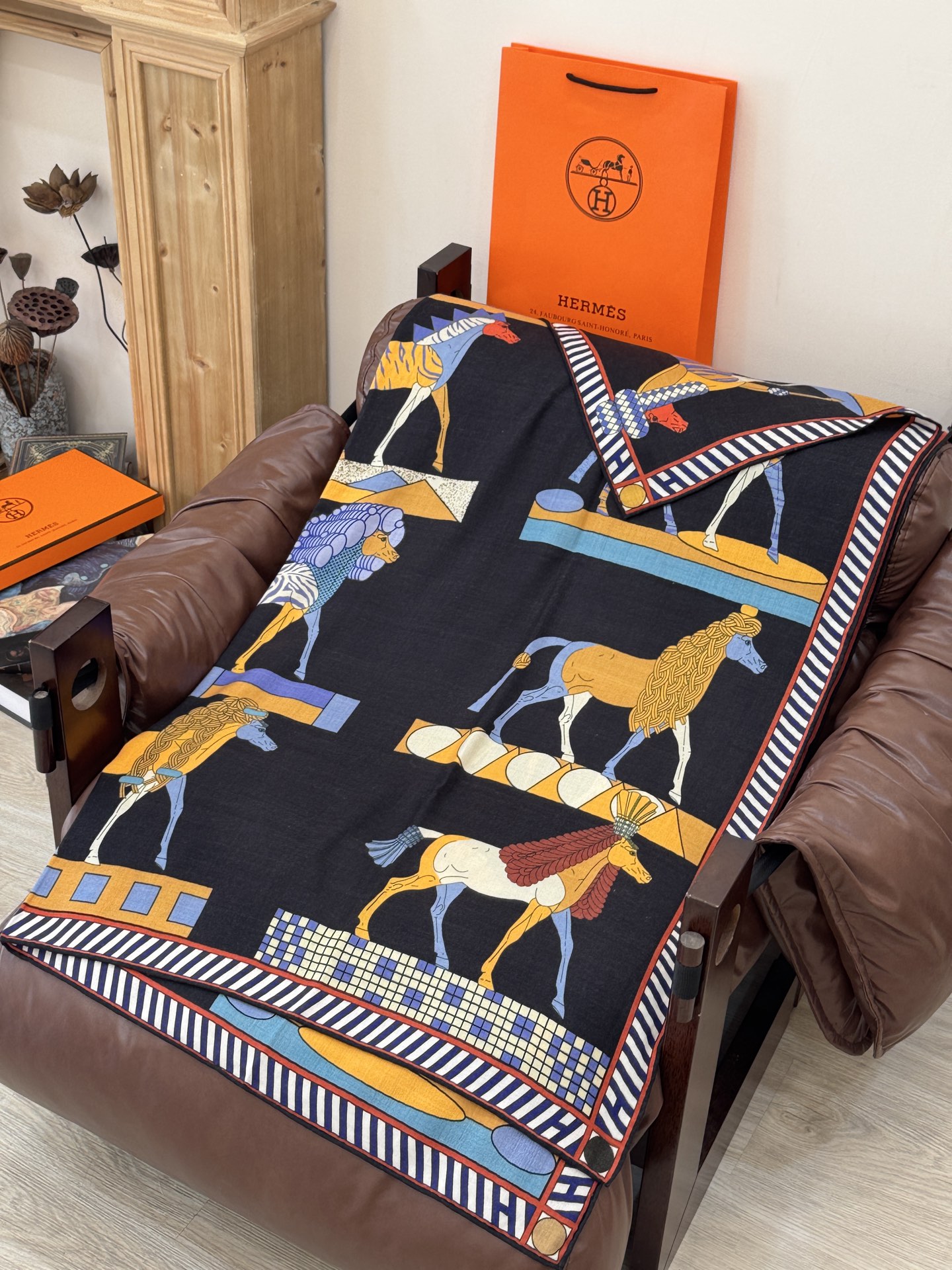 “全速前进”140双面丝毛披肩手工卷边丝毛方巾（30%桑蚕丝70%羊毛）这款经典单品展现强大而迷人的女性