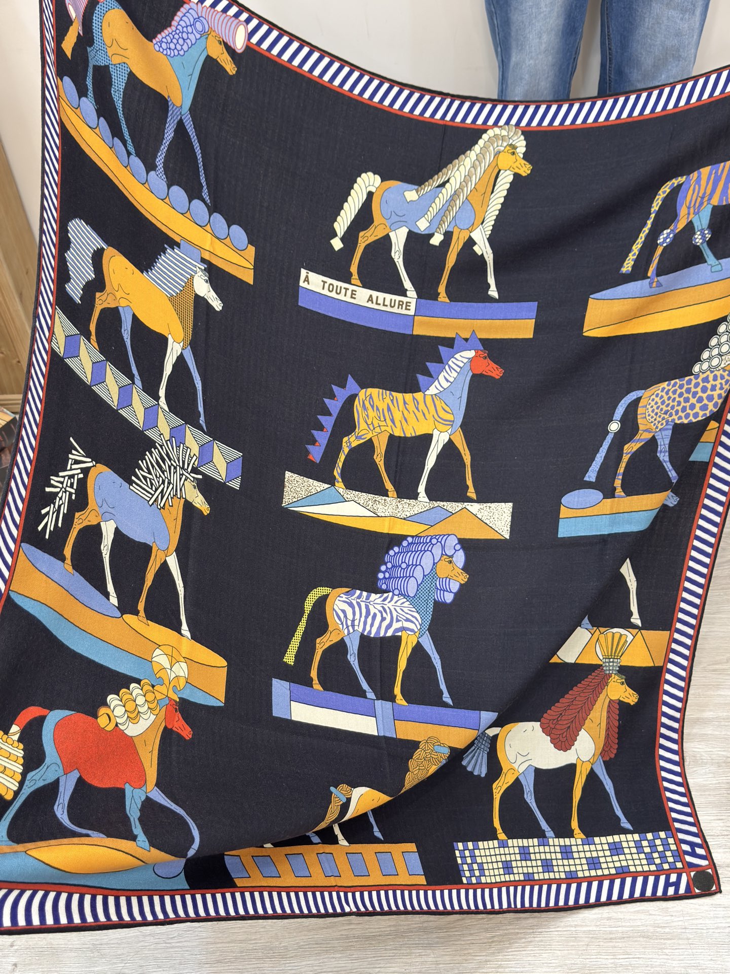 “全速前进”140双面丝毛披肩手工卷边丝毛方巾（30%桑蚕丝70%羊毛）这款经典单品展现强大而迷人的女性