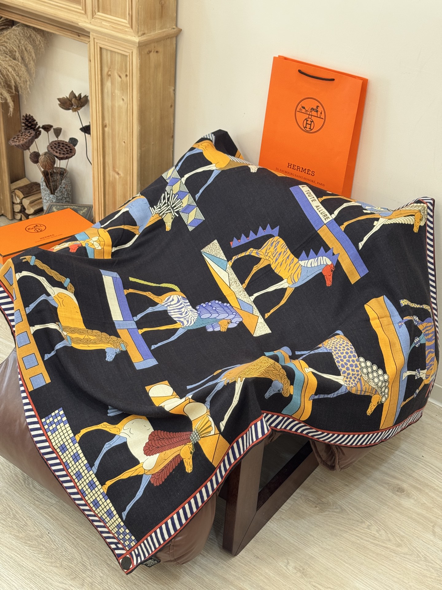 “全速前进”140双面丝毛披肩手工卷边丝毛方巾（30%桑蚕丝70%羊毛）这款经典单品展现强大而迷人的女性