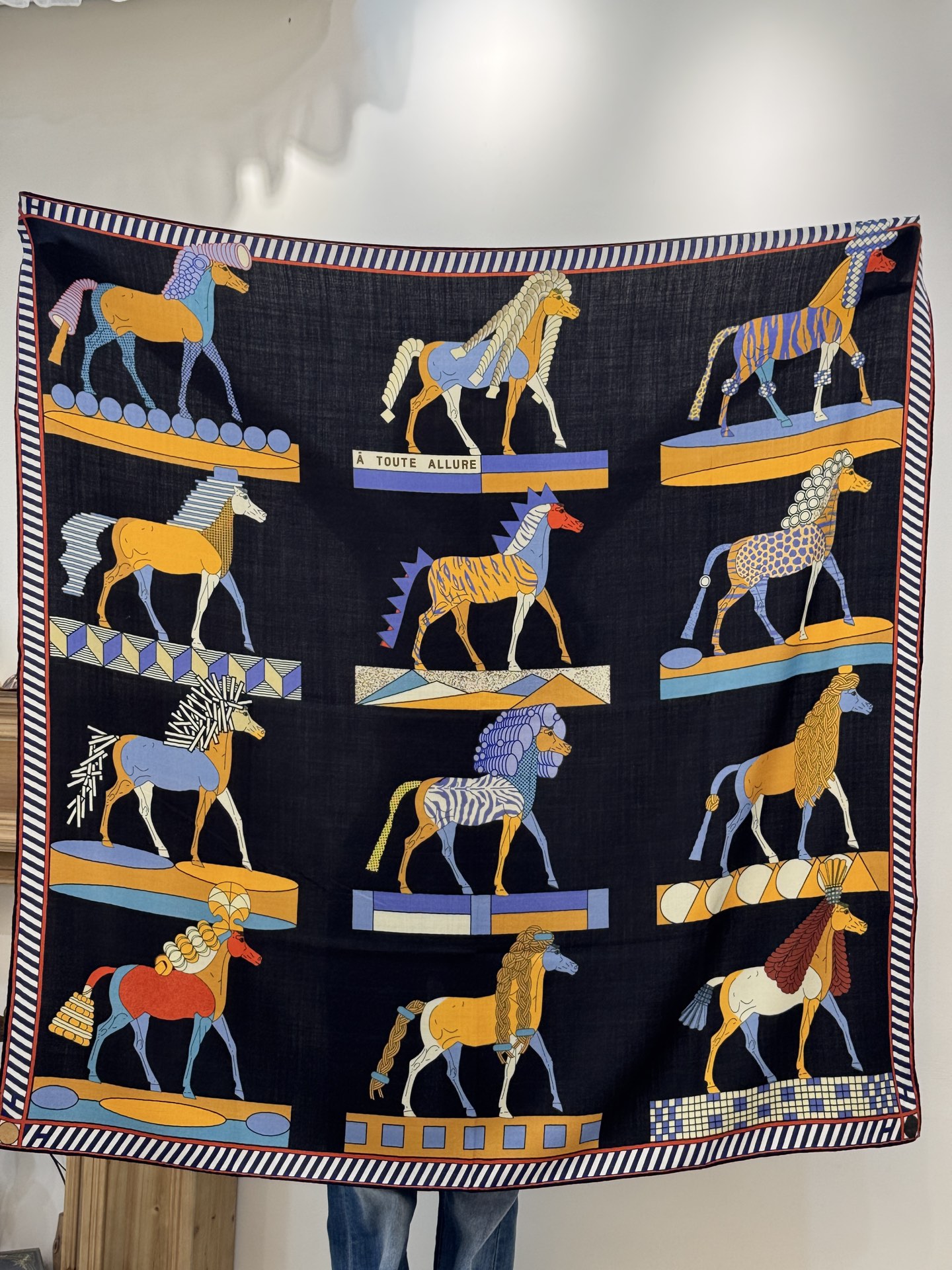 “全速前进”140双面丝毛披肩手工卷边丝毛方巾（30%桑蚕丝70%羊毛）这款经典单品展现强大而迷人的女性