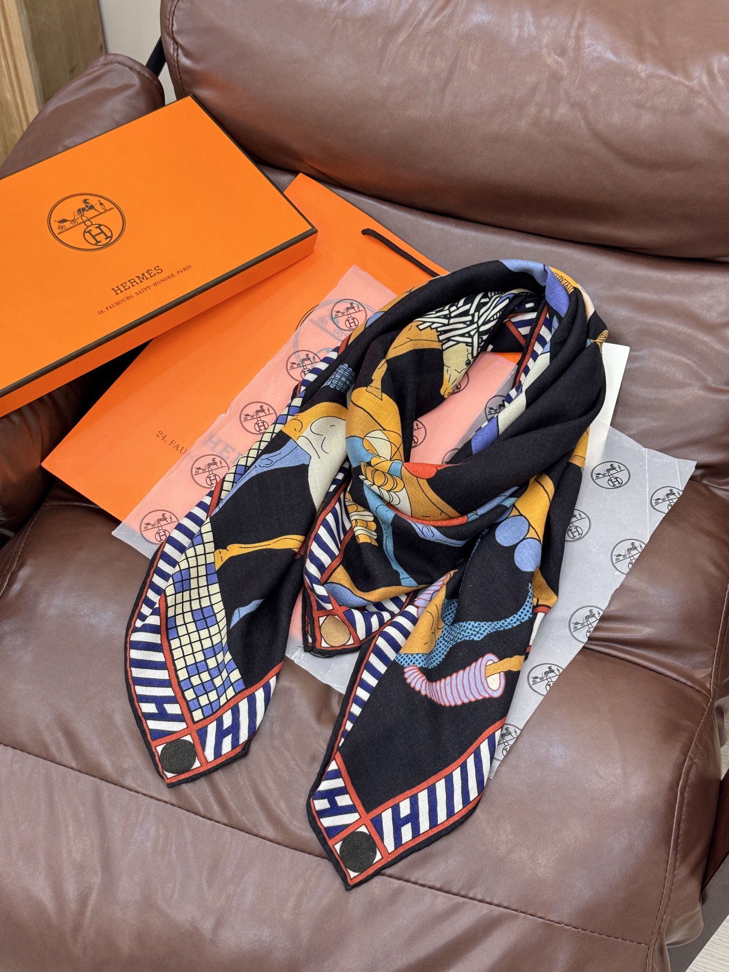 “全速前进”140双面丝毛披肩手工卷边丝毛方巾（30%桑蚕丝70%羊毛）这款经典单品展现强大而迷人的女性