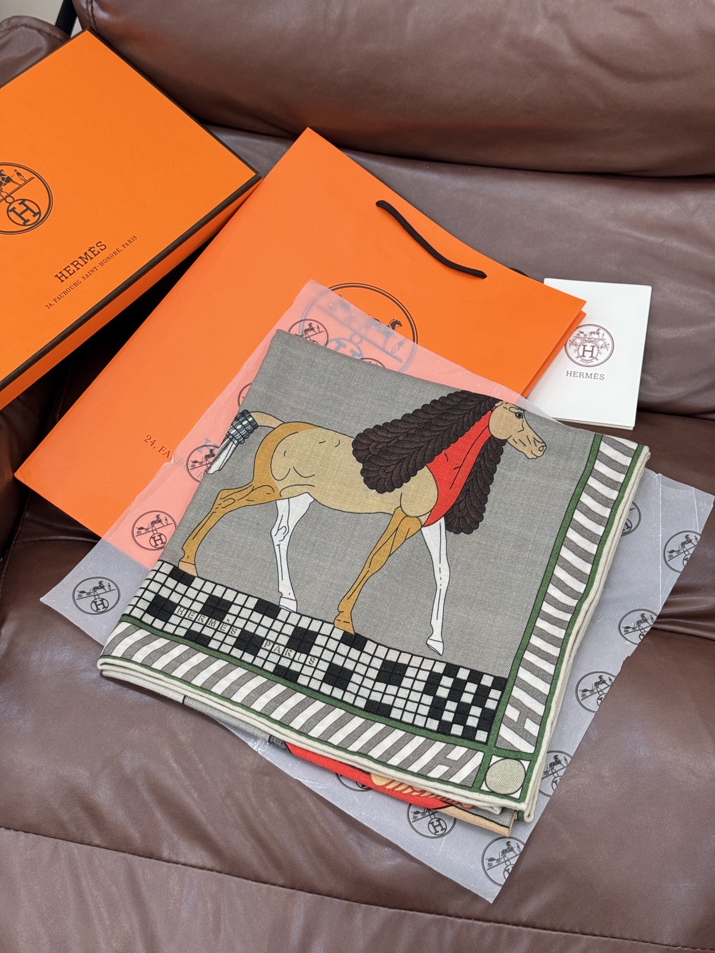 “全速前进”140双面丝毛披肩手工卷边丝毛方巾（30%桑蚕丝70%羊毛）这款经典单品展现强大而迷人的女性