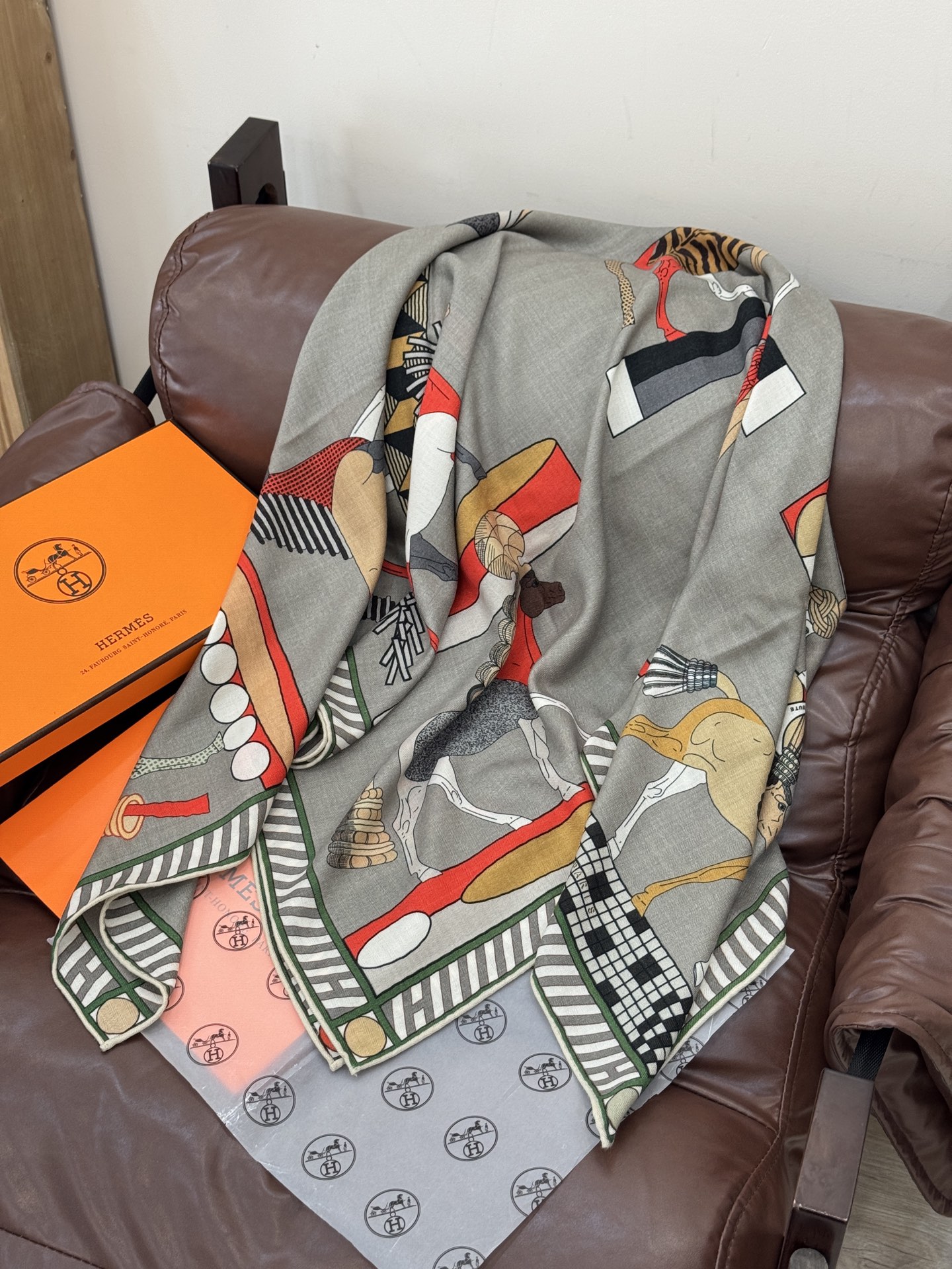 “全速前进”140双面丝毛披肩手工卷边丝毛方巾（30%桑蚕丝70%羊毛）这款经典单品展现强大而迷人的女性