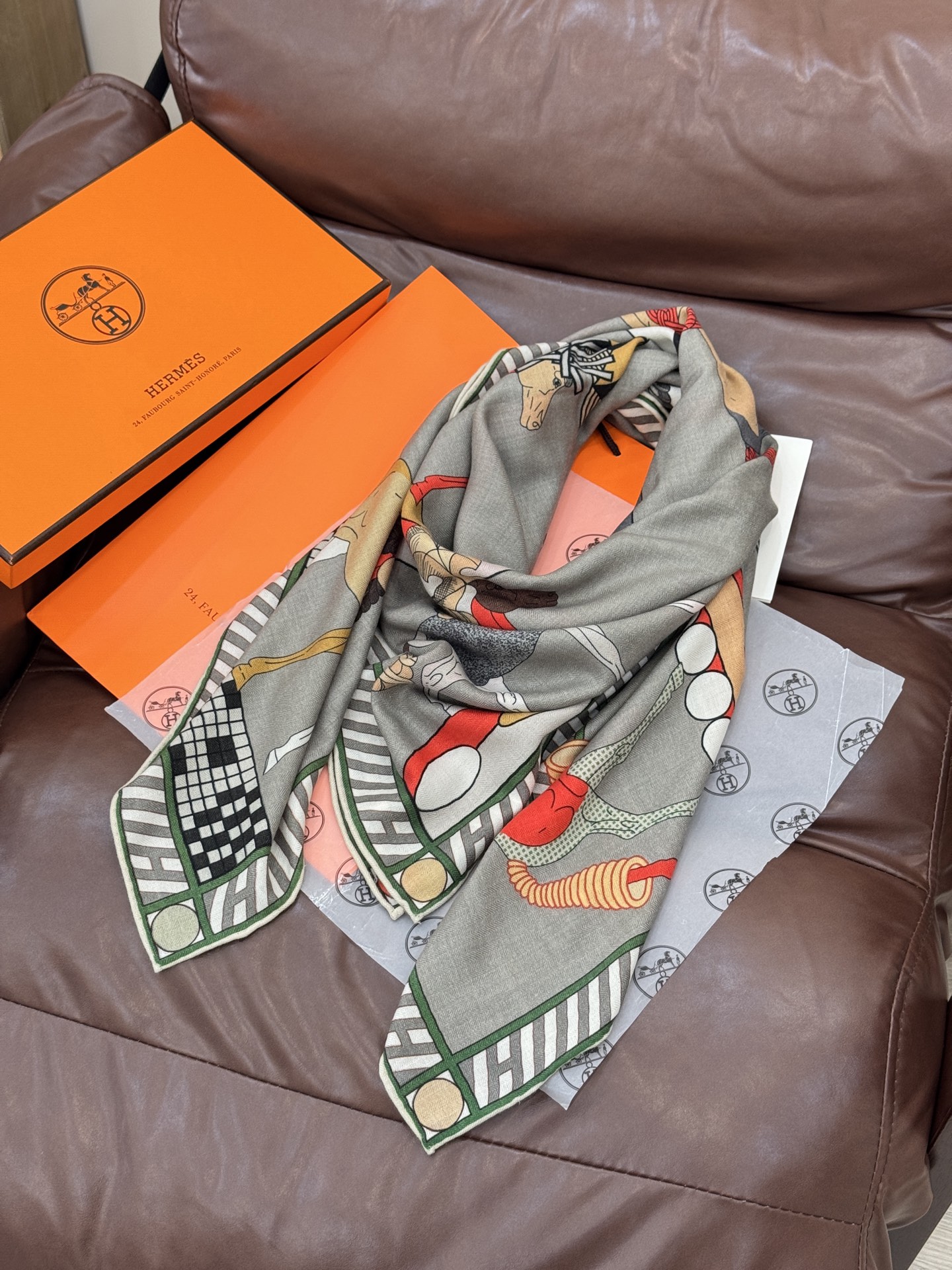 “全速前进”140双面丝毛披肩手工卷边丝毛方巾（30%桑蚕丝70%羊毛）这款经典单品展现强大而迷人的女性