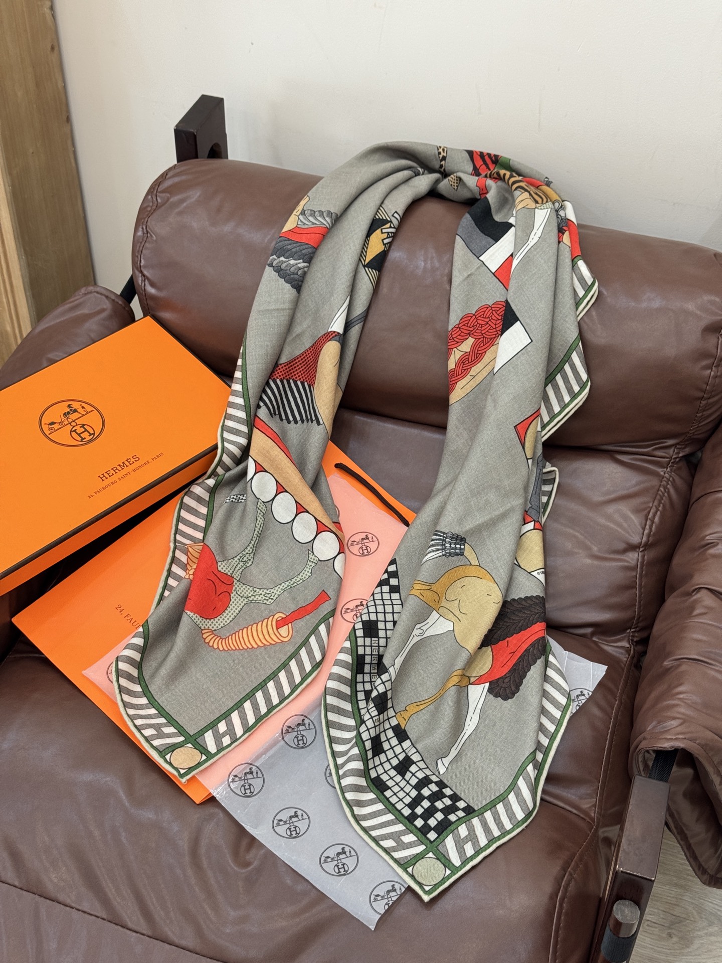 “全速前进”140双面丝毛披肩手工卷边丝毛方巾（30%桑蚕丝70%羊毛）这款经典单品展现强大而迷人的女性