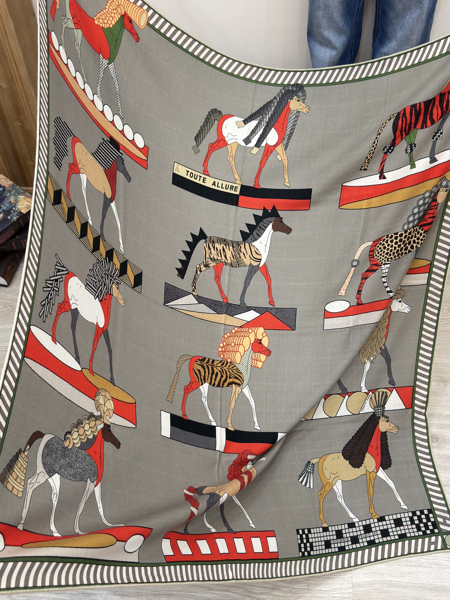 “全速前进”140双面丝毛披肩手工卷边丝毛方巾（30%桑蚕丝70%羊毛）这款经典单品展现强大而迷人的女性