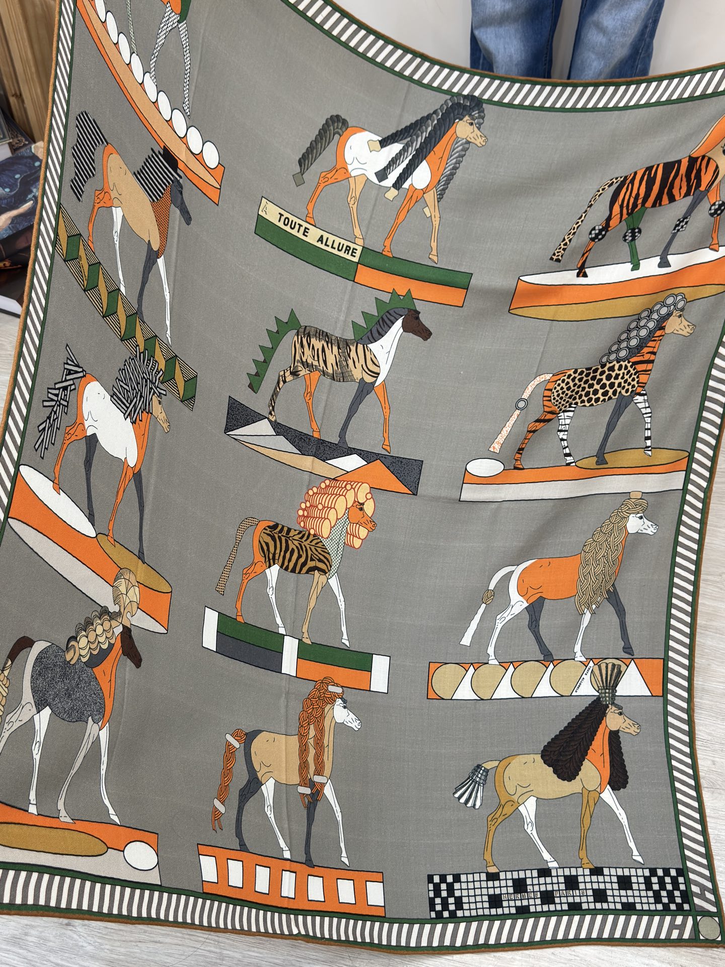 “全速前进”140双面丝毛披肩手工卷边丝毛方巾（30%桑蚕丝70%羊毛）这款经典单品展现强大而迷人的女性