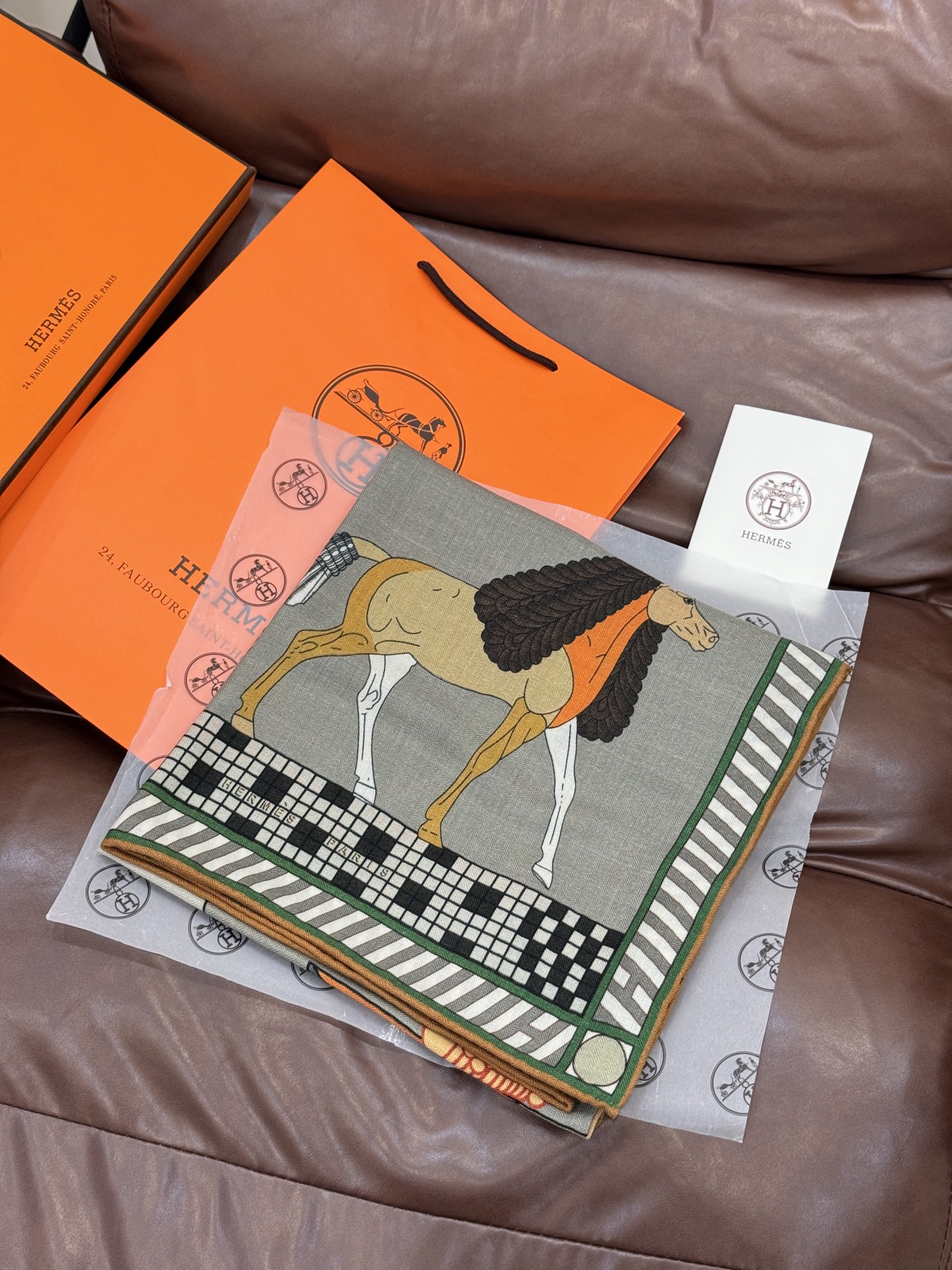 “全速前进”140双面丝毛披肩手工卷边丝毛方巾（30%桑蚕丝70%羊毛）这款经典单品展现强大而迷人的女性