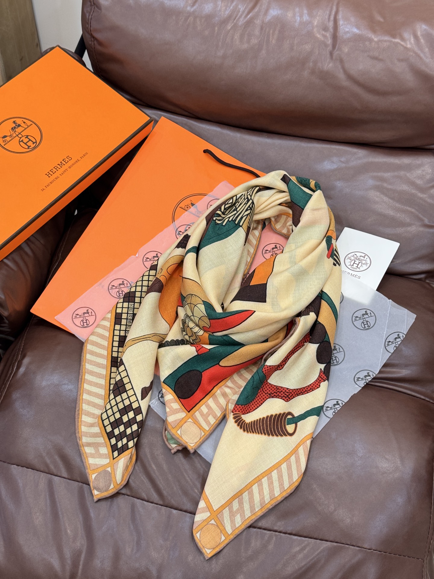 “全速前进”140双面丝毛披肩手工卷边丝毛方巾（30%桑蚕丝70%羊毛）这款经典单品展现强大而迷人的女性