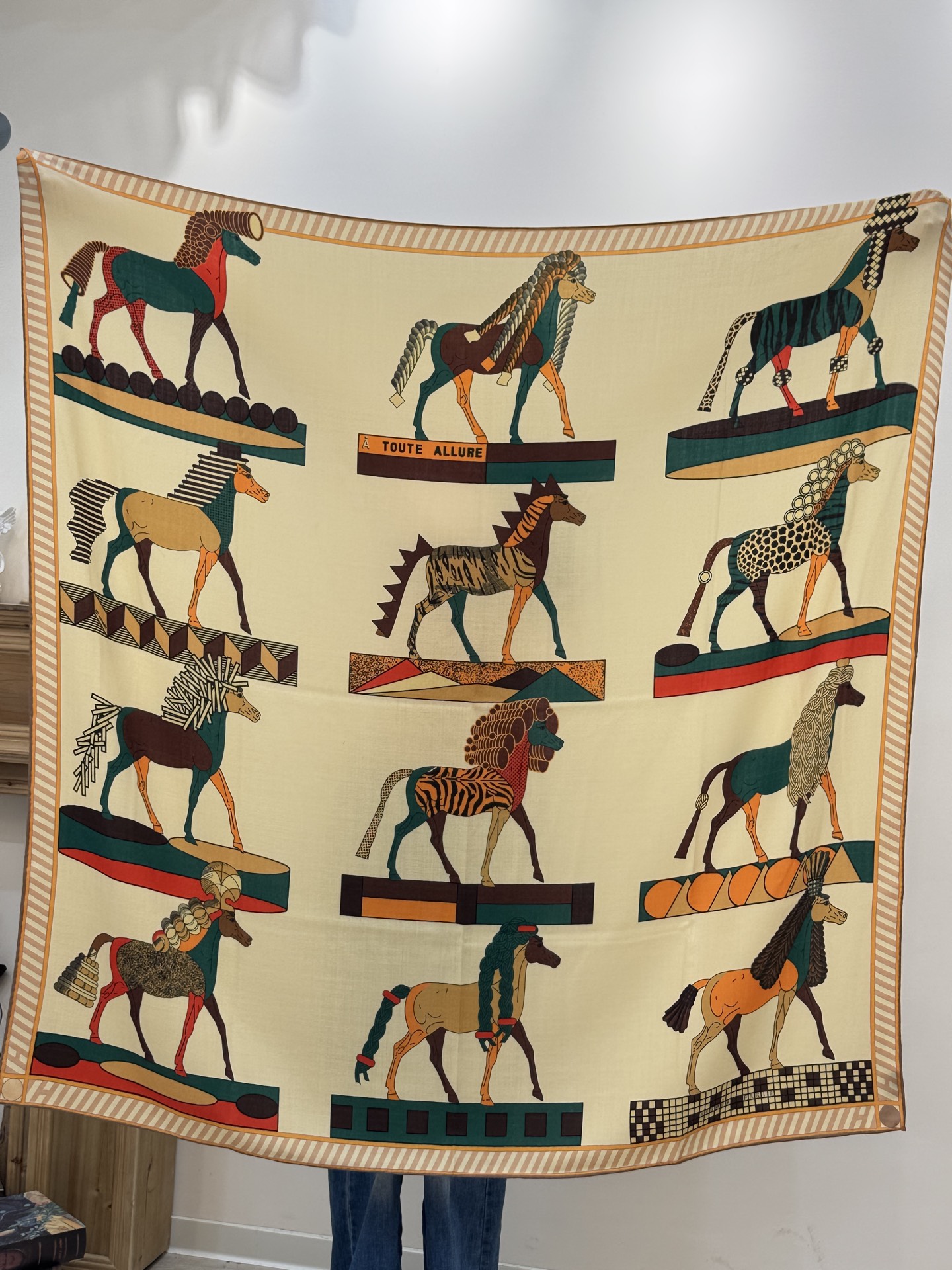 “全速前进”140双面丝毛披肩手工卷边丝毛方巾（30%桑蚕丝70%羊毛）这款经典单品展现强大而迷人的女性