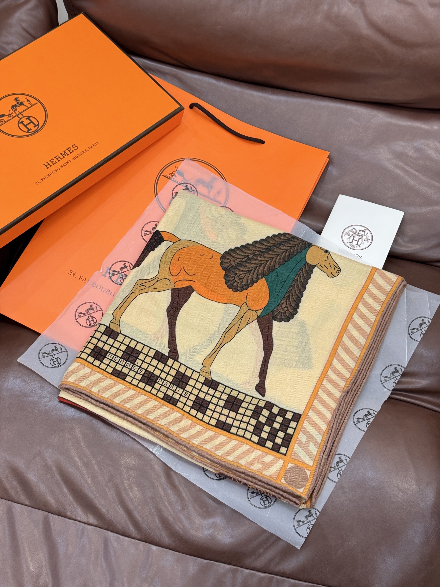 “全速前进”140双面丝毛披肩手工卷边丝毛方巾（30%桑蚕丝70%羊毛）这款经典单品展现强大而迷人的女性