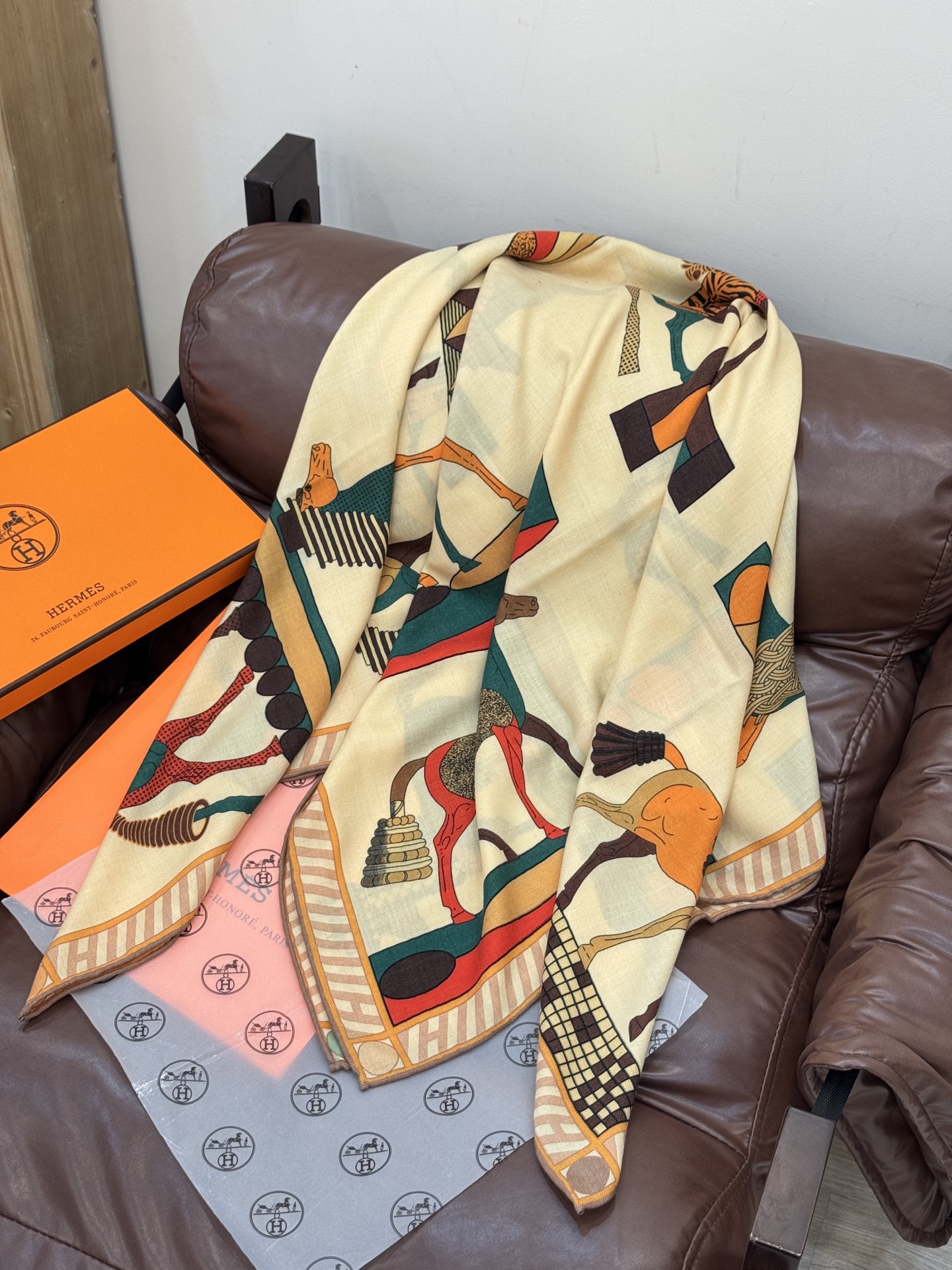 “全速前进”140双面丝毛披肩手工卷边丝毛方巾（30%桑蚕丝70%羊毛）这款经典单品展现强大而迷人的女性