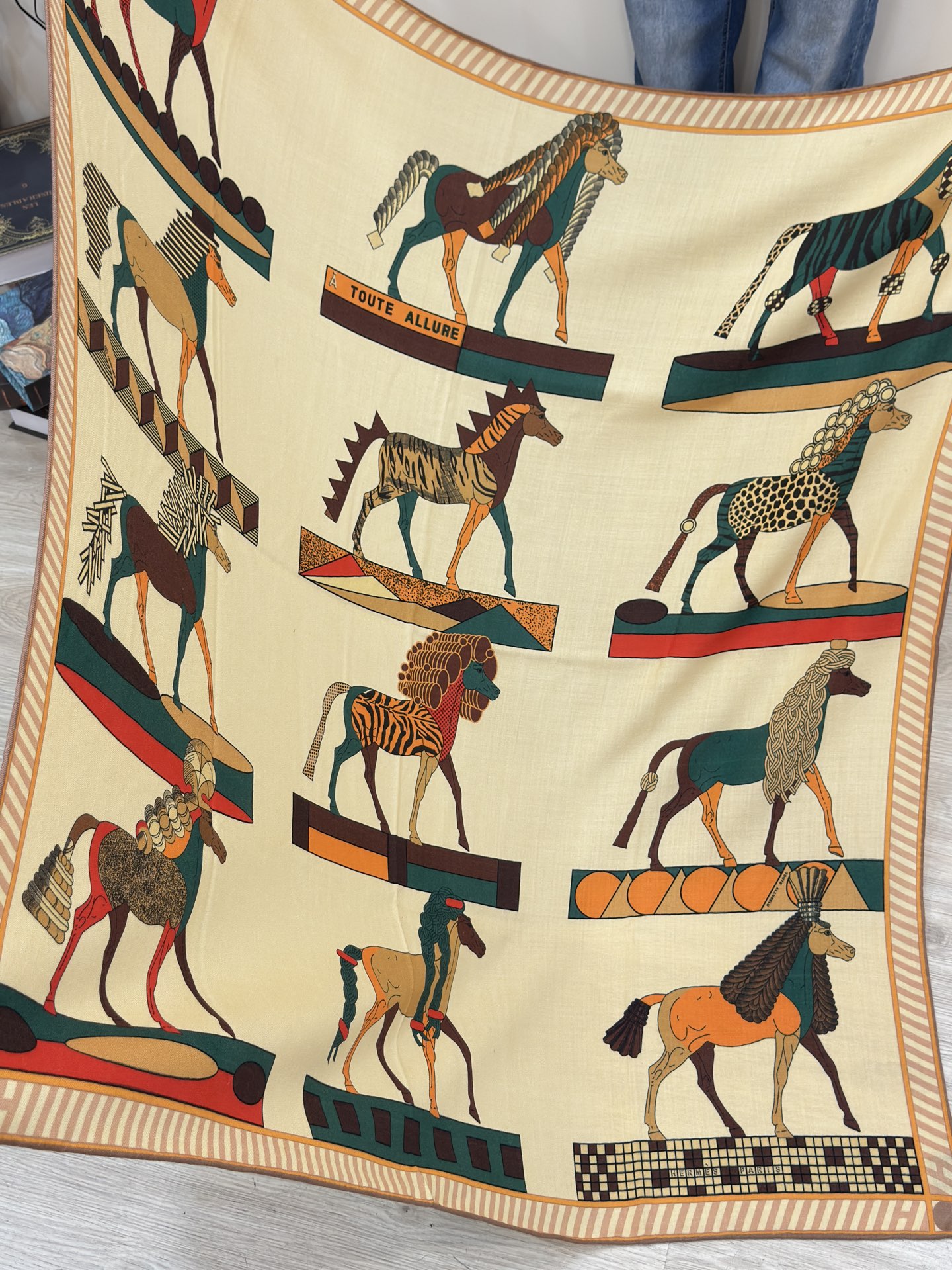 “全速前进”140双面丝毛披肩手工卷边丝毛方巾（30%桑蚕丝70%羊毛）这款经典单品展现强大而迷人的女性