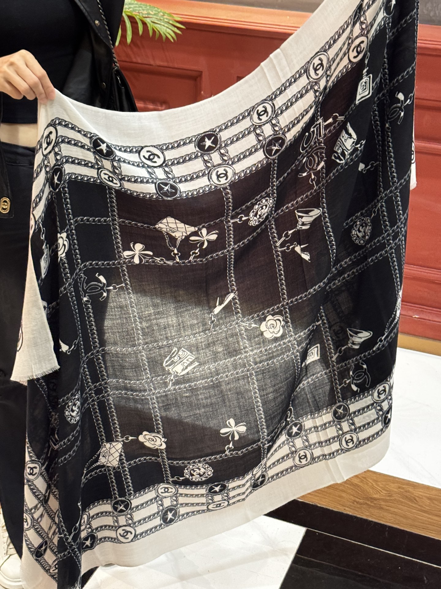 💟CHANEL香奈儿经典元素设计优雅大方，绕在颈间超级完美💋💋简直人间的尤物😍 专柜品质[玫瑰]长巾10