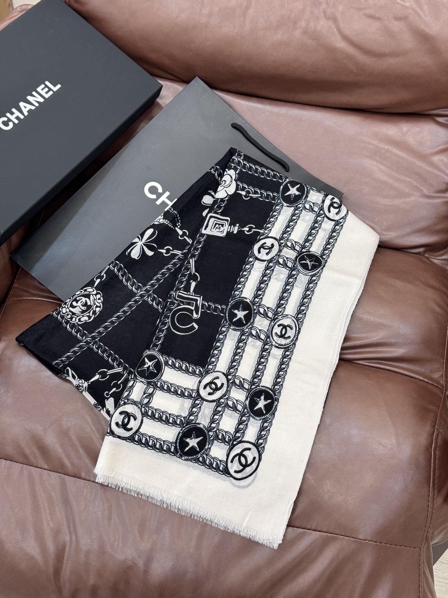 💟CHANEL香奈儿经典元素设计优雅大方，绕在颈间超级完美💋💋简直人间的尤物😍 专柜品质[玫瑰]长巾10