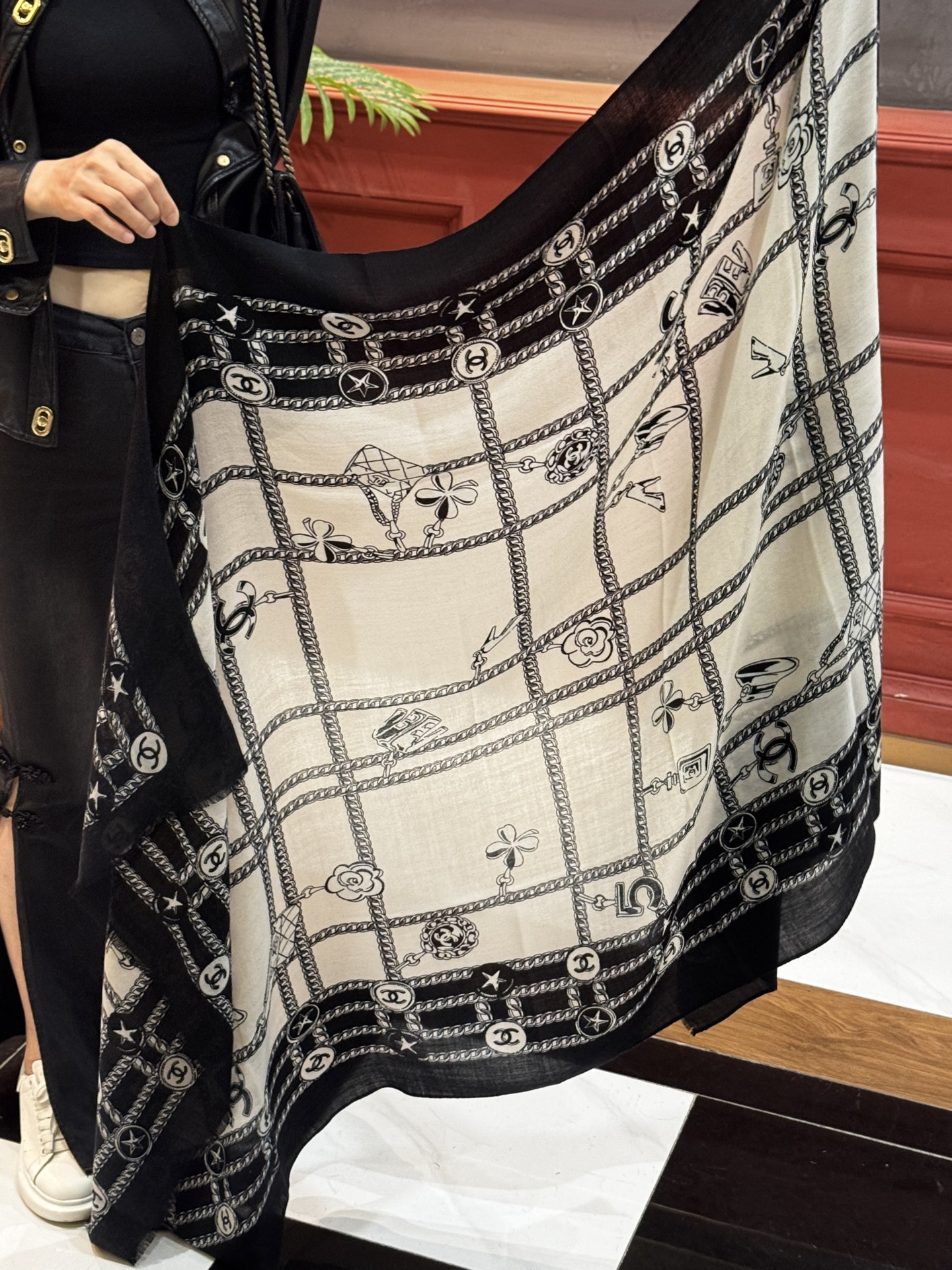 💟CHANEL香奈儿经典元素设计优雅大方，绕在颈间超级完美💋💋简直人间的尤物😍 专柜品质[玫瑰]长巾10