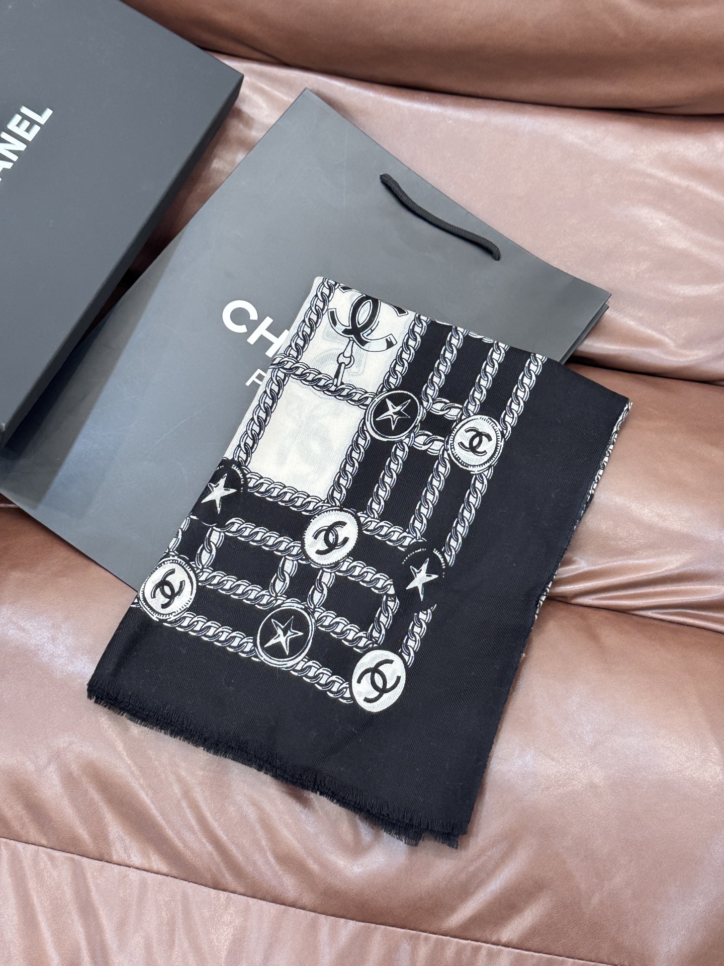 💟CHANEL香奈儿经典元素设计优雅大方，绕在颈间超级完美💋💋简直人间的尤物😍 专柜品质[玫瑰]长巾10