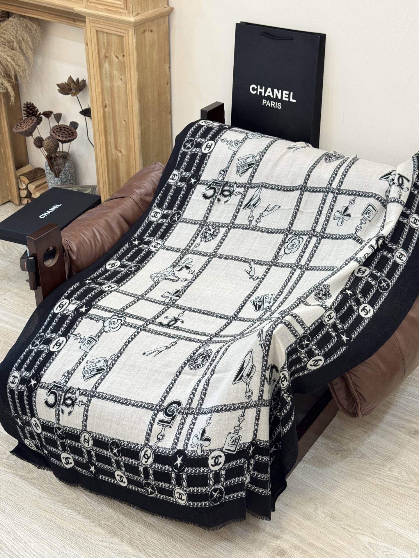 💟CHANEL香奈儿经典元素设计优雅大方，绕在颈间超级完美💋💋简直人间的尤物😍 专柜品质[玫瑰]长巾10