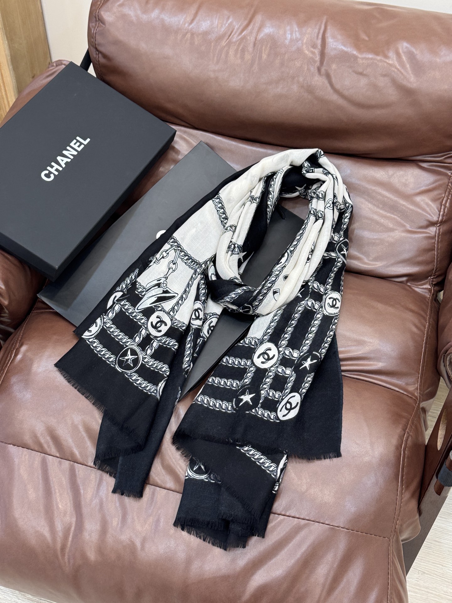 💟CHANEL香奈儿经典元素设计优雅大方，绕在颈间超级完美💋💋简直人间的尤物😍 专柜品质[玫瑰]长巾10